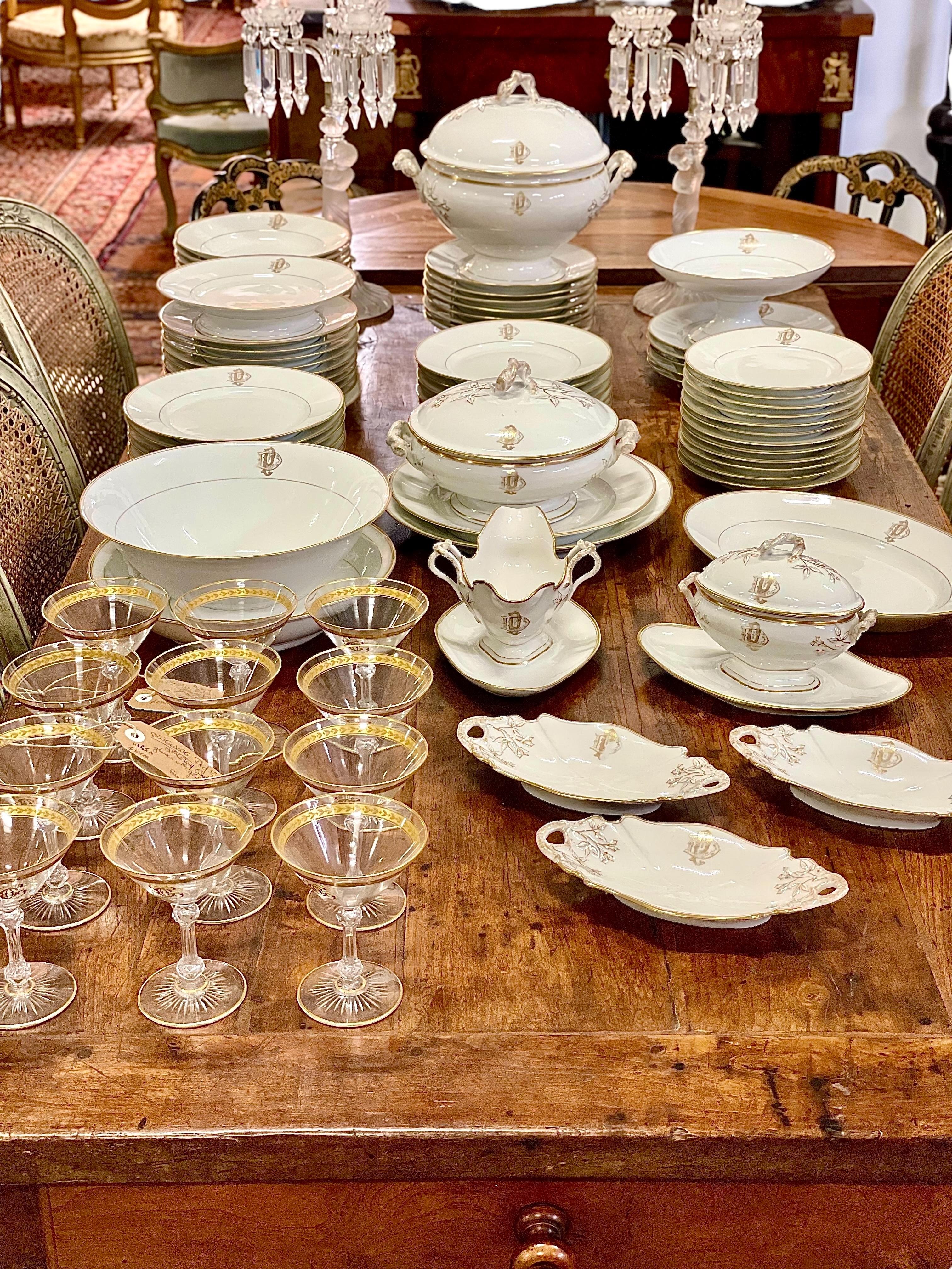 19th Century Dinner Service for 12 in Fine Limoges Porcelain with Gilded Rim 10