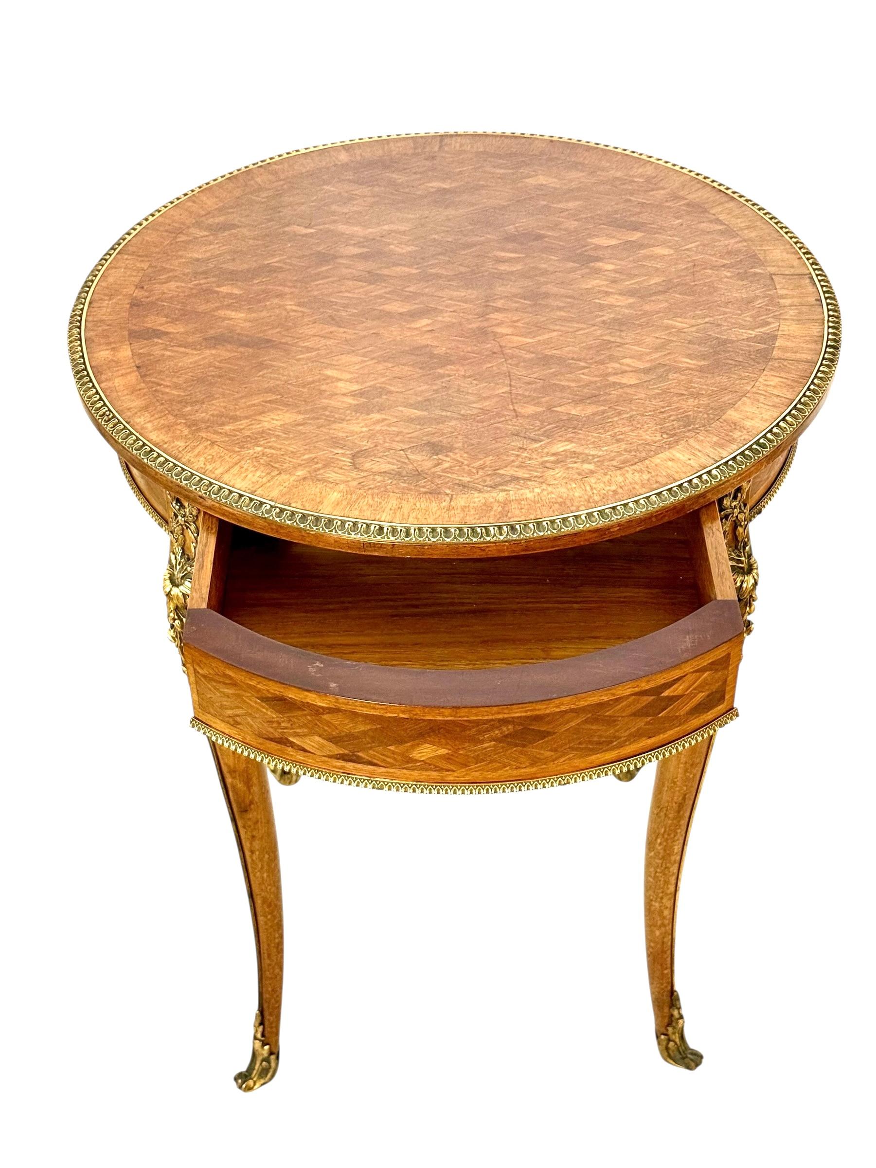 Tavolo Guéridon Luigi XV del XIX secolo con intarsi e bronzo dorato in vendita 3
