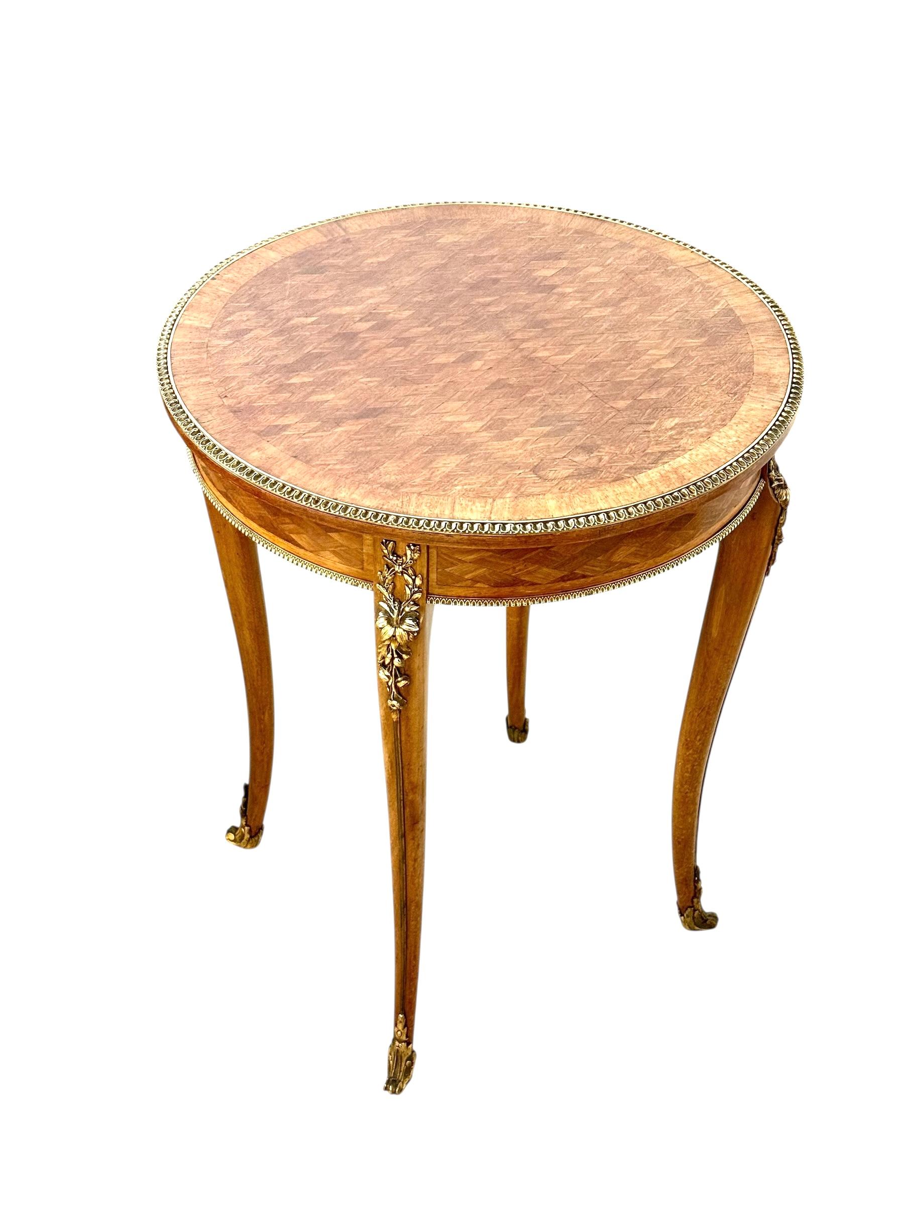 Tavolo Guéridon Luigi XV del XIX secolo con intarsi e bronzo dorato in vendita 4
