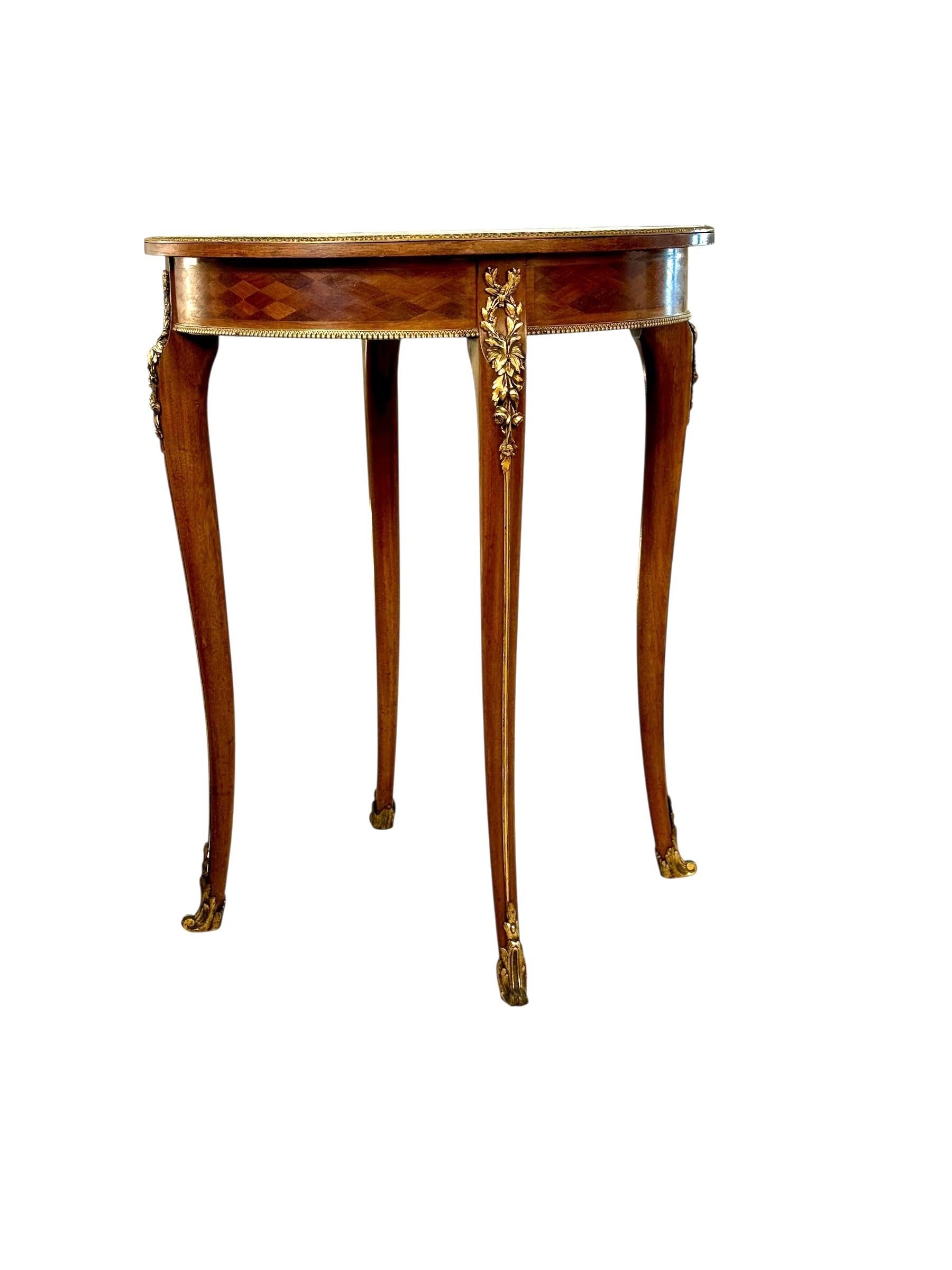 Tavolo Guéridon Luigi XV del XIX secolo con intarsi e bronzo dorato in vendita 5