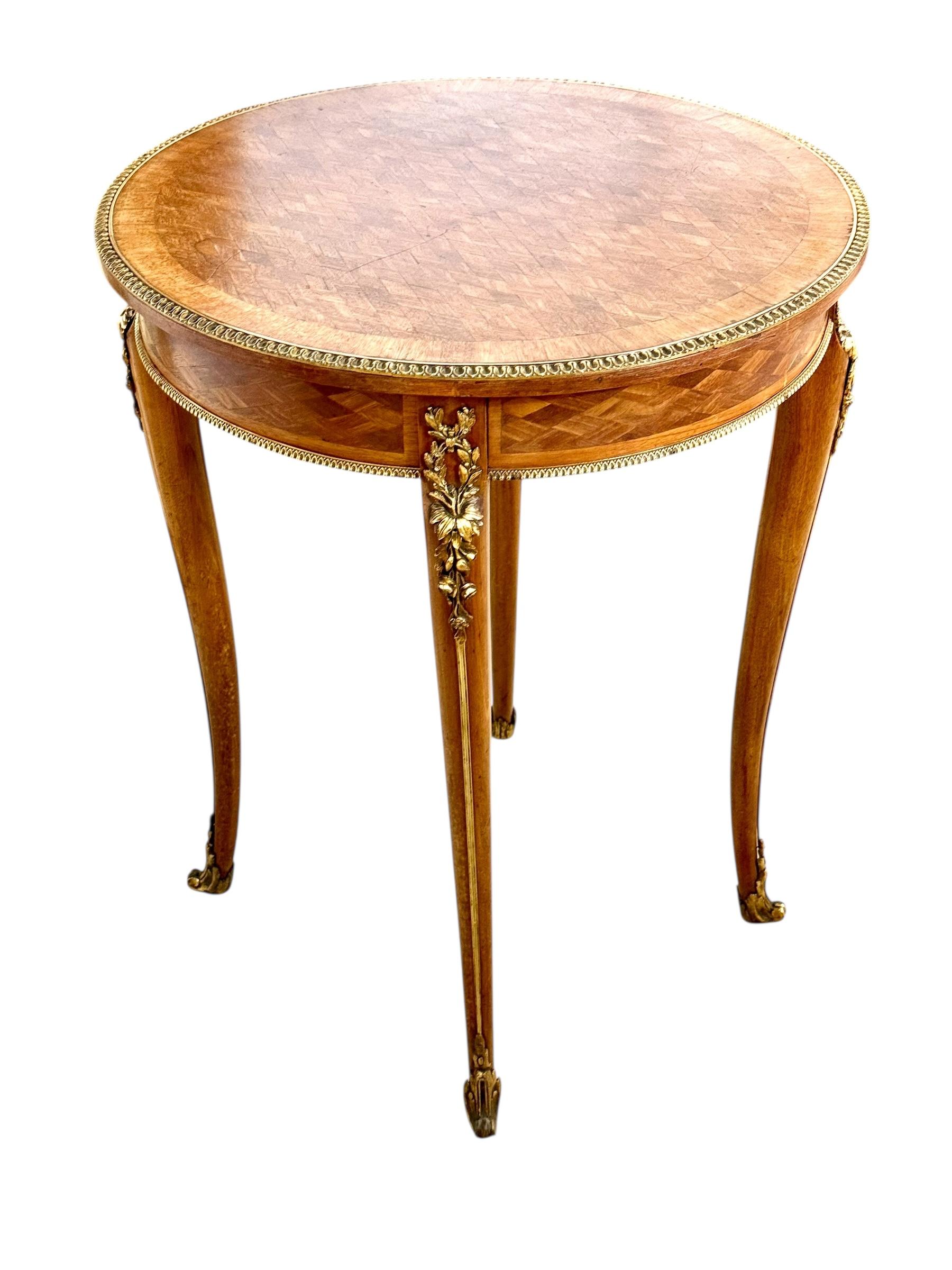 Tavolo Guéridon Luigi XV del XIX secolo con intarsi e bronzo dorato in vendita 10