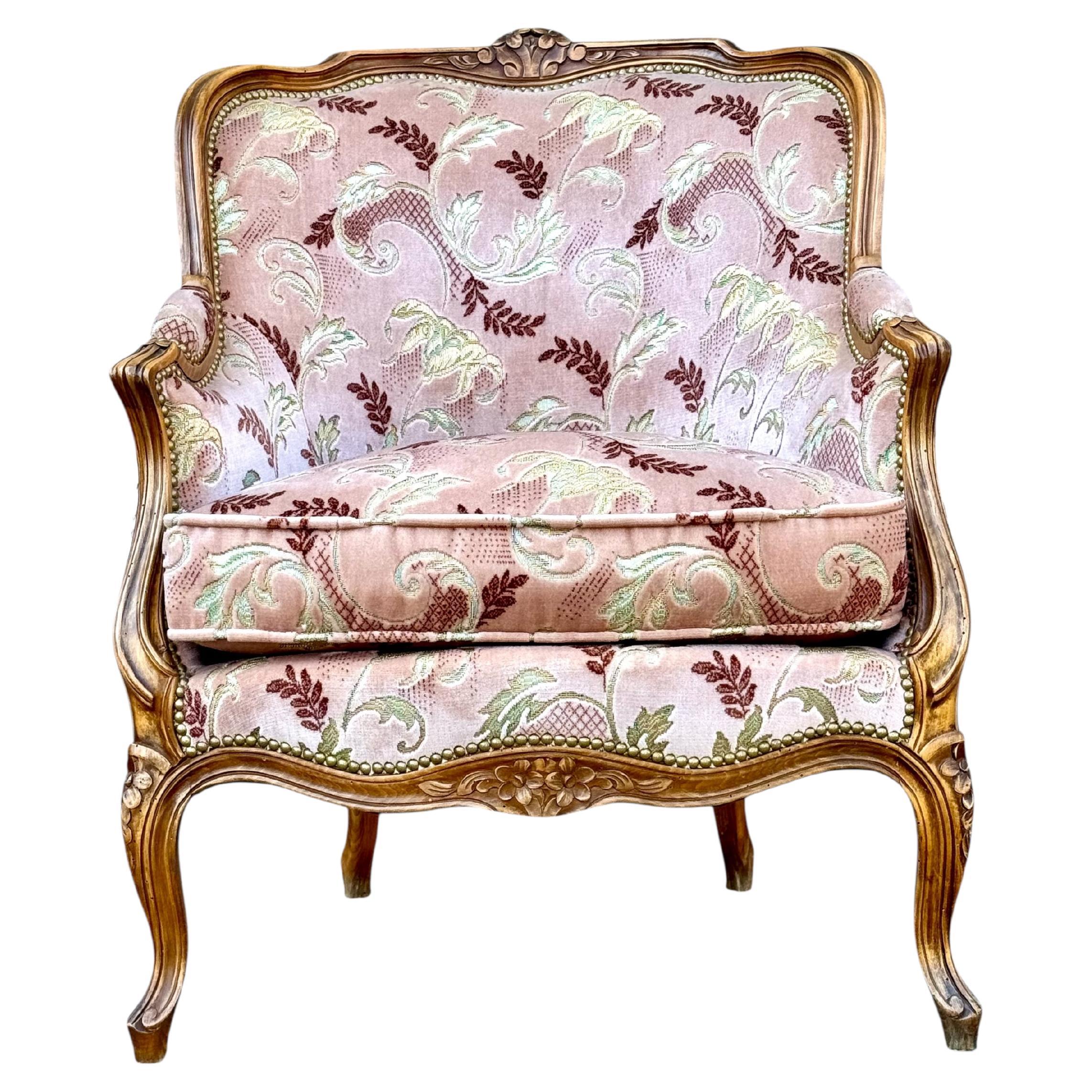 Bergère de style Louis XV en noyer français sculpté, fin du 19e siècle