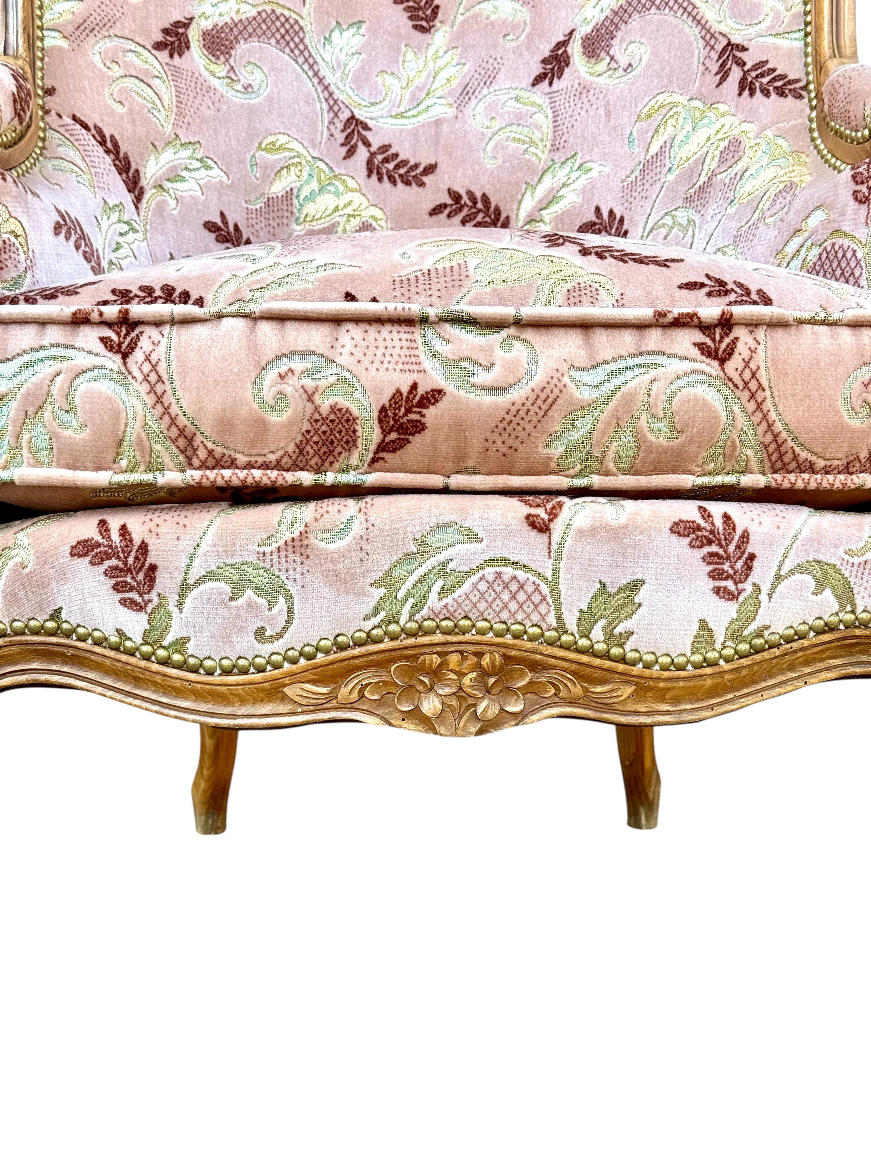 Français Bergère de style Louis XV en noyer français sculpté, fin du 19e siècle en vente