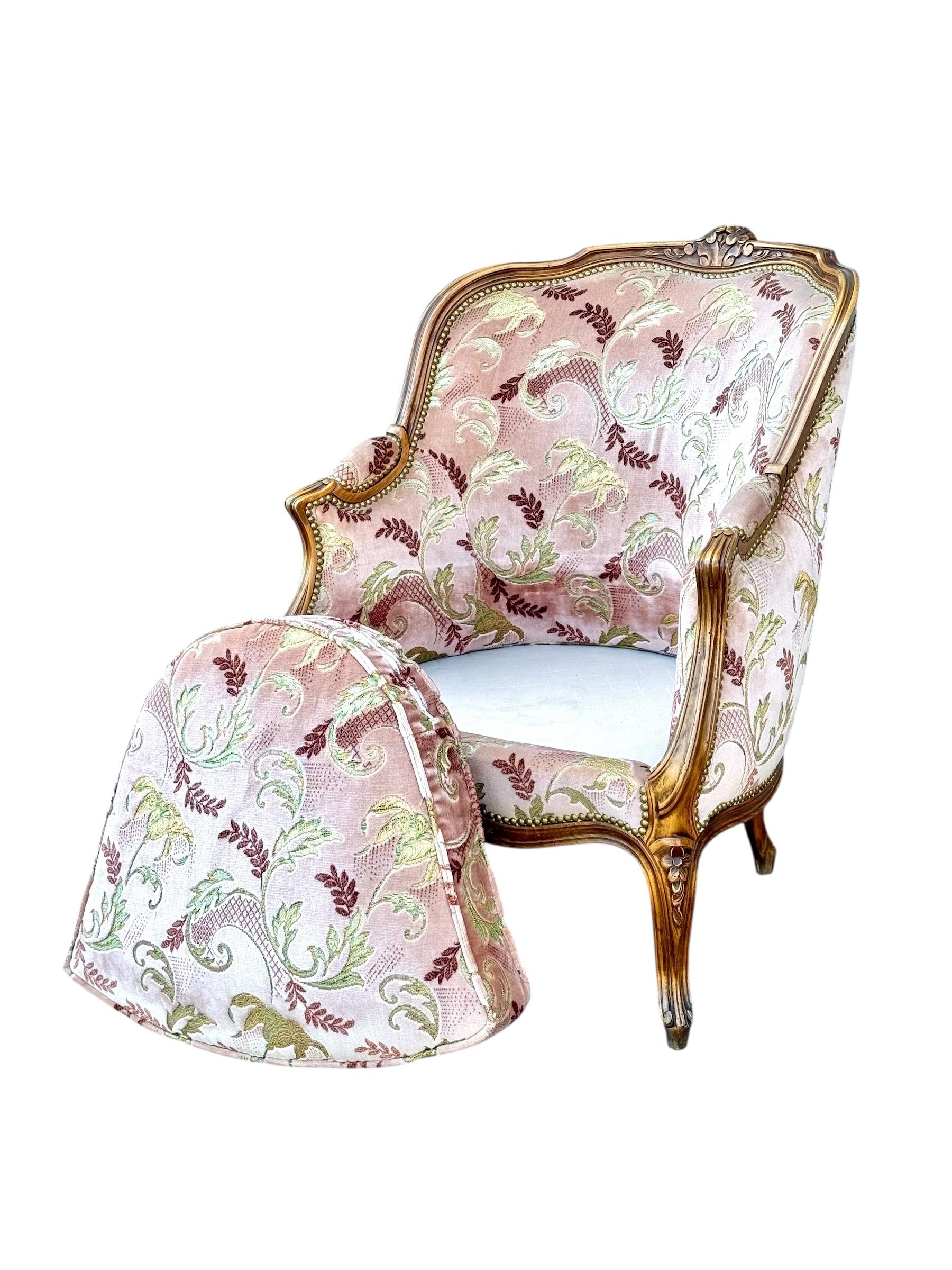XIXe siècle Bergère de style Louis XV en noyer français sculpté, fin du 19e siècle en vente