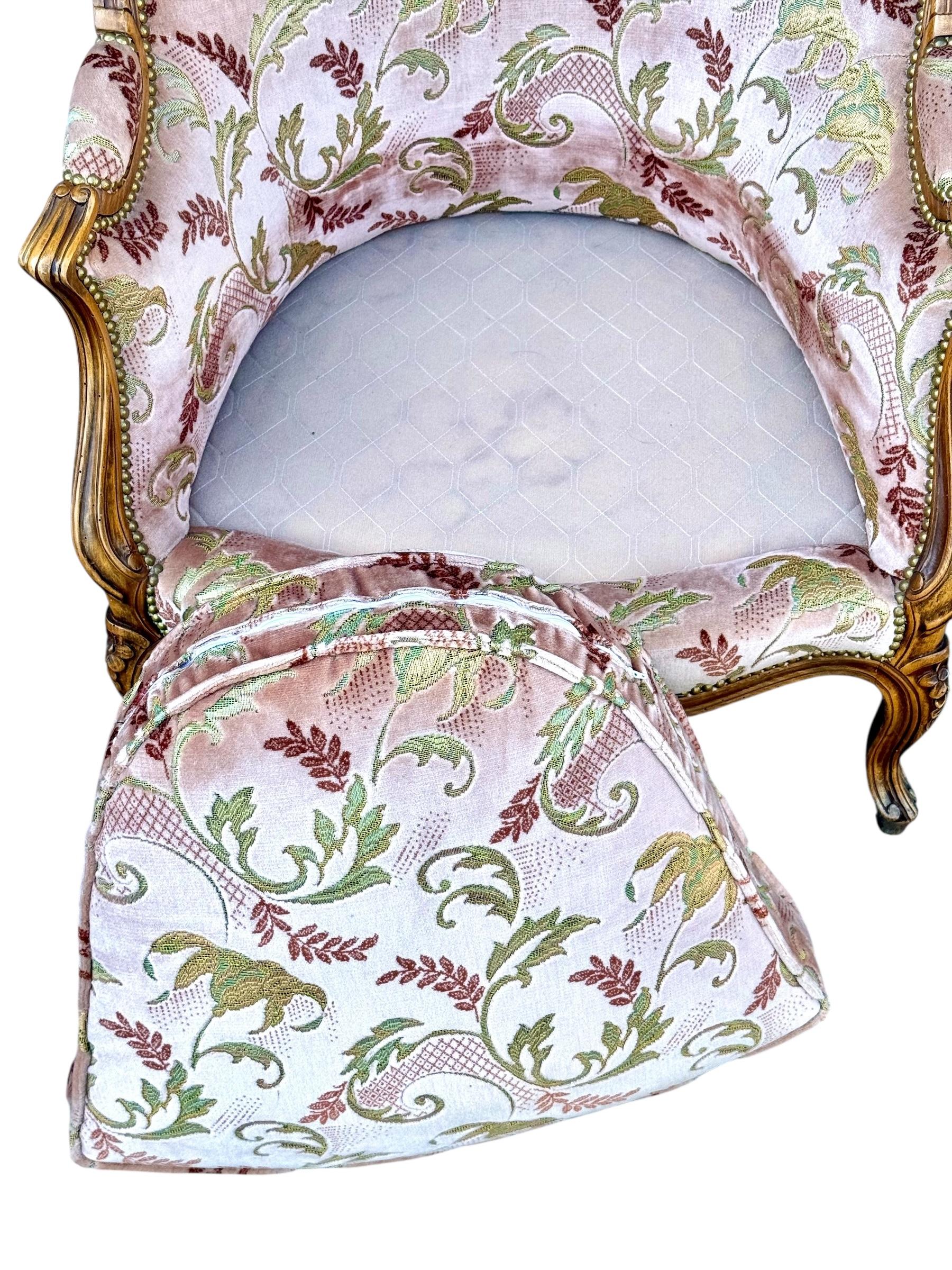 Noyer Bergère de style Louis XV en noyer français sculpté, fin du 19e siècle en vente