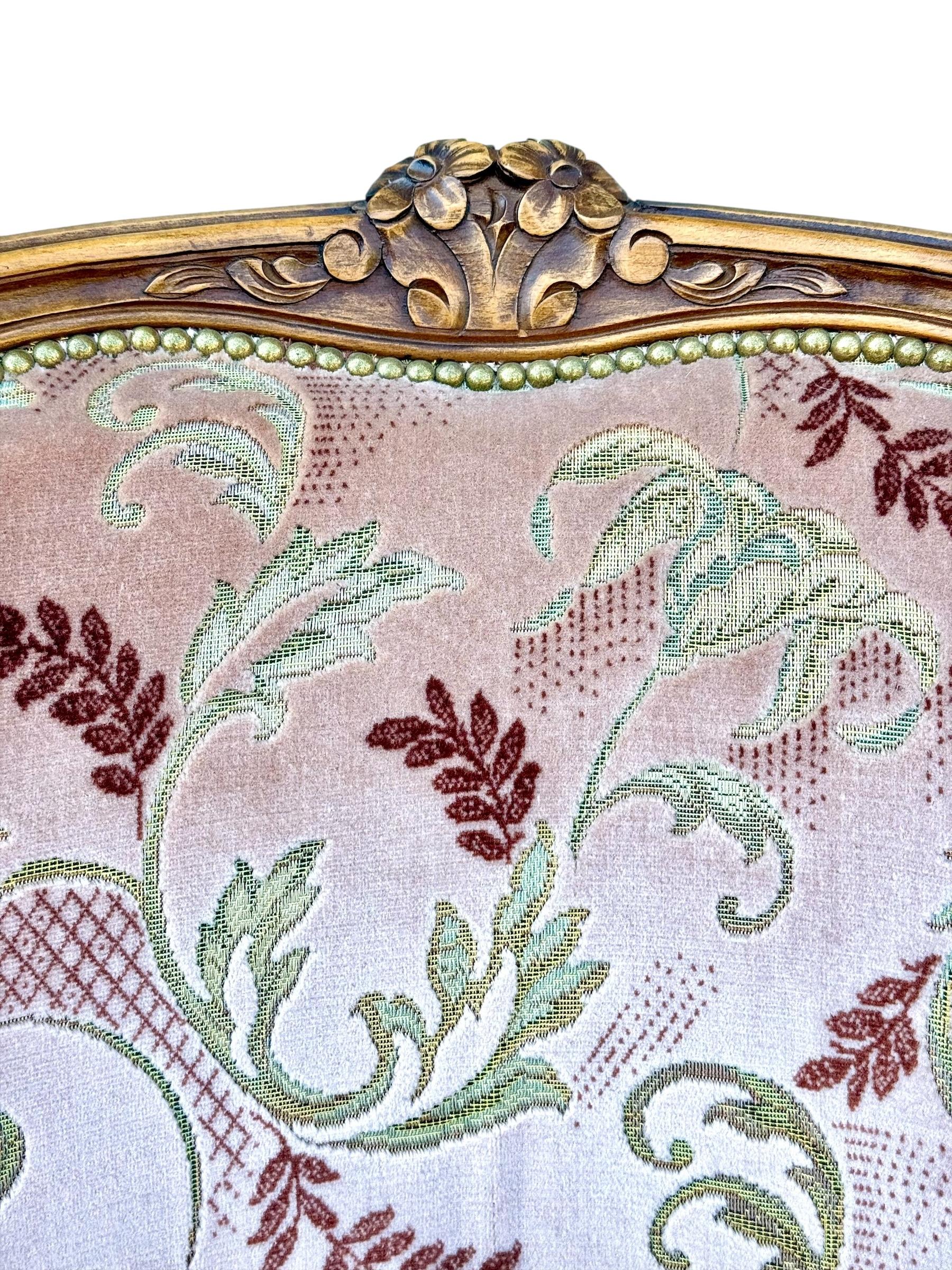 Bergère de style Louis XV en noyer français sculpté, fin du 19e siècle en vente 9