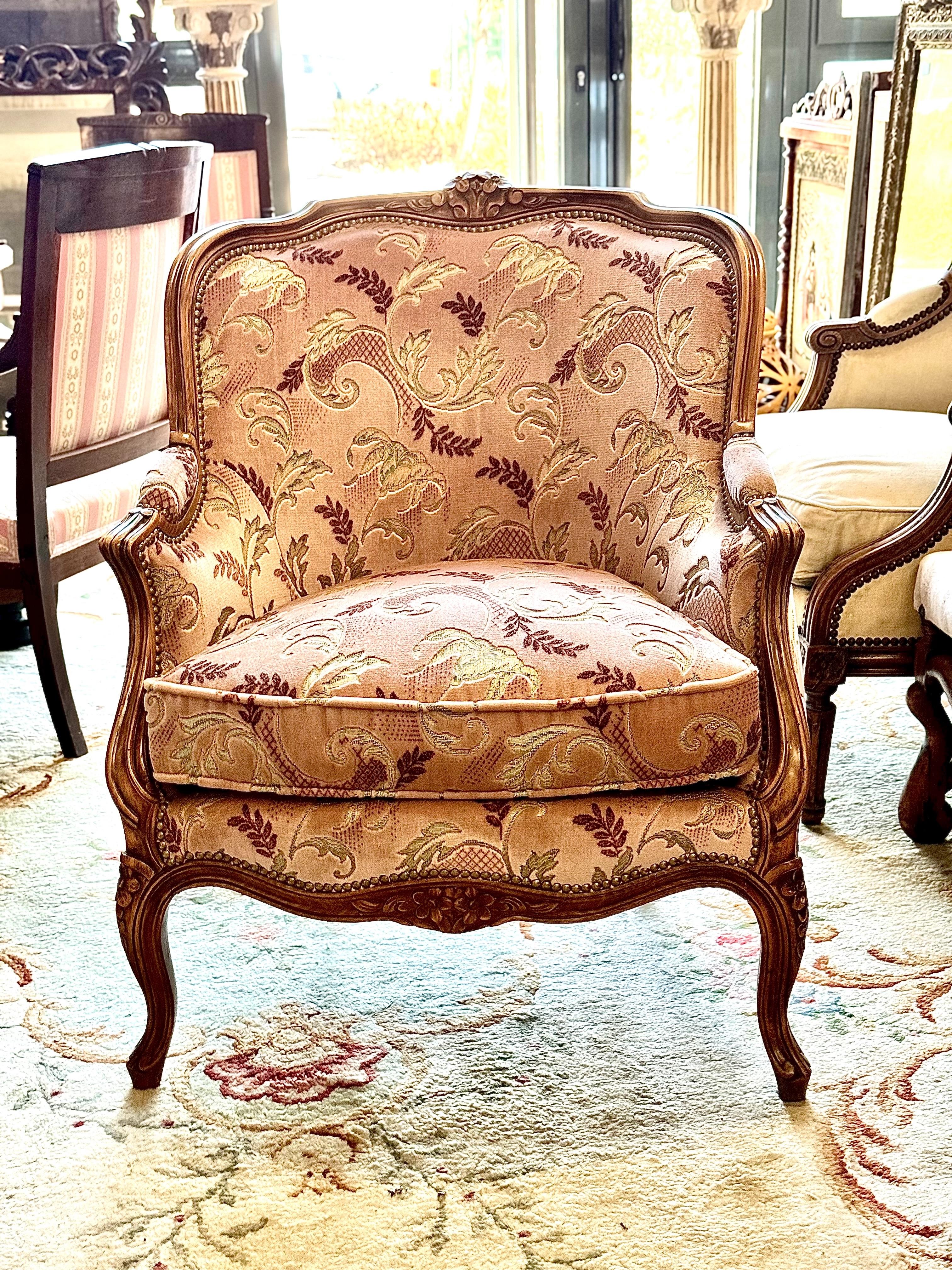 Bergère de style Louis XV en noyer français sculpté, fin du 19e siècle en vente 11