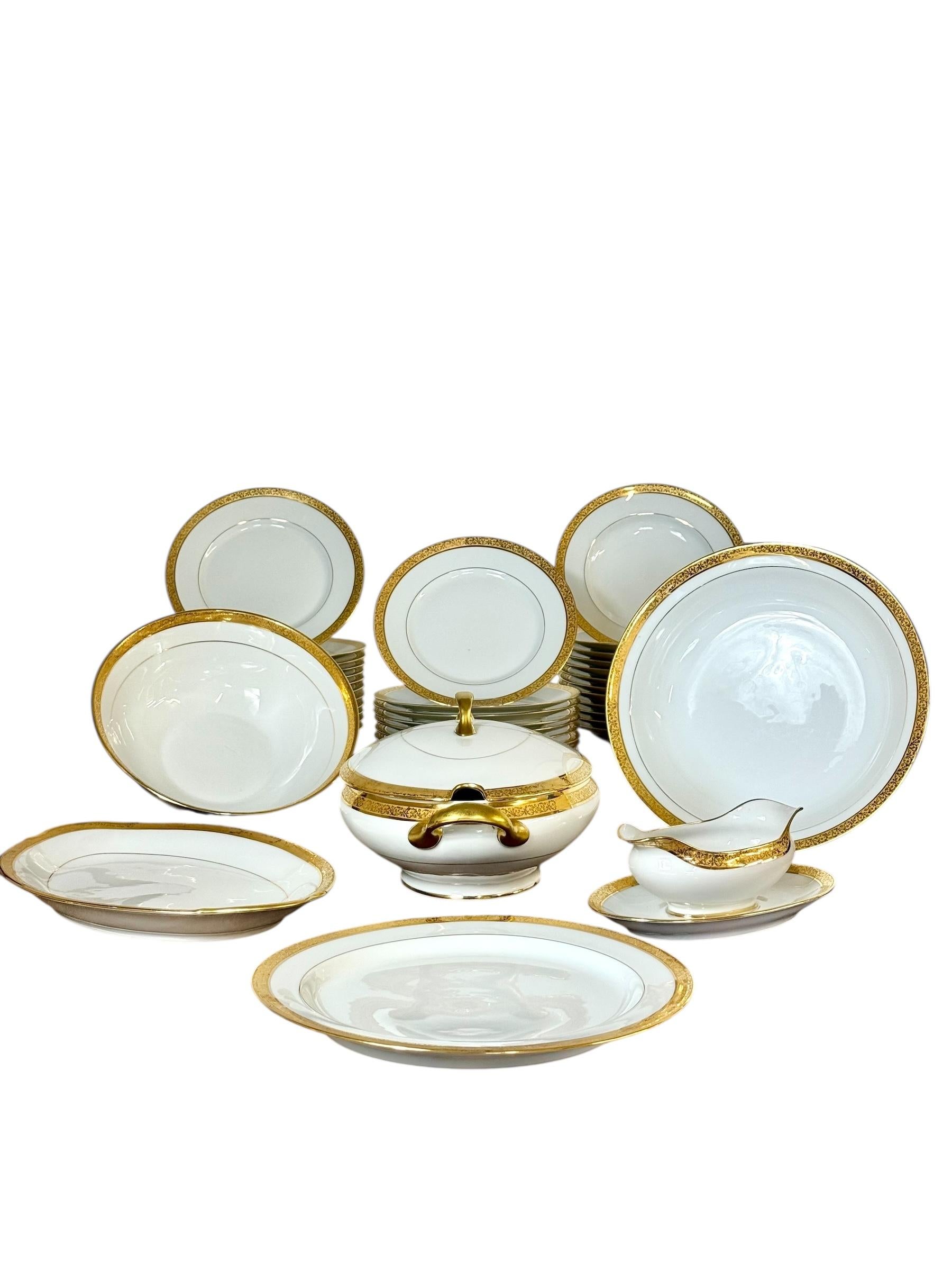 Ce magnifique service de table de 41 pièces en porcelaine de Limoges Eleg incarne l'élégance intemporelle de l'artisanat français. Créé par la société SM Limoges et vendu à l'adresse historique de Paris, 12, rue de Paradis, cet ensemble rare met en