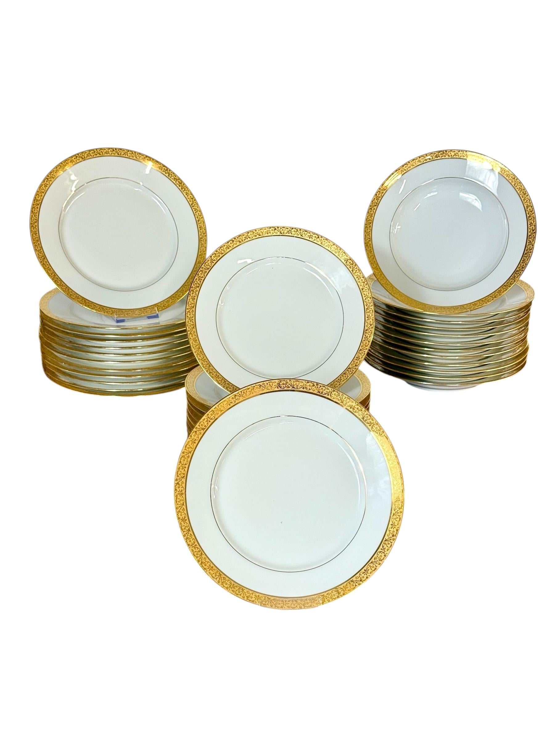 Français Service de table en porcelaine de Limoges avec bordure dorée, 41 pièces Circa 1930 en vente
