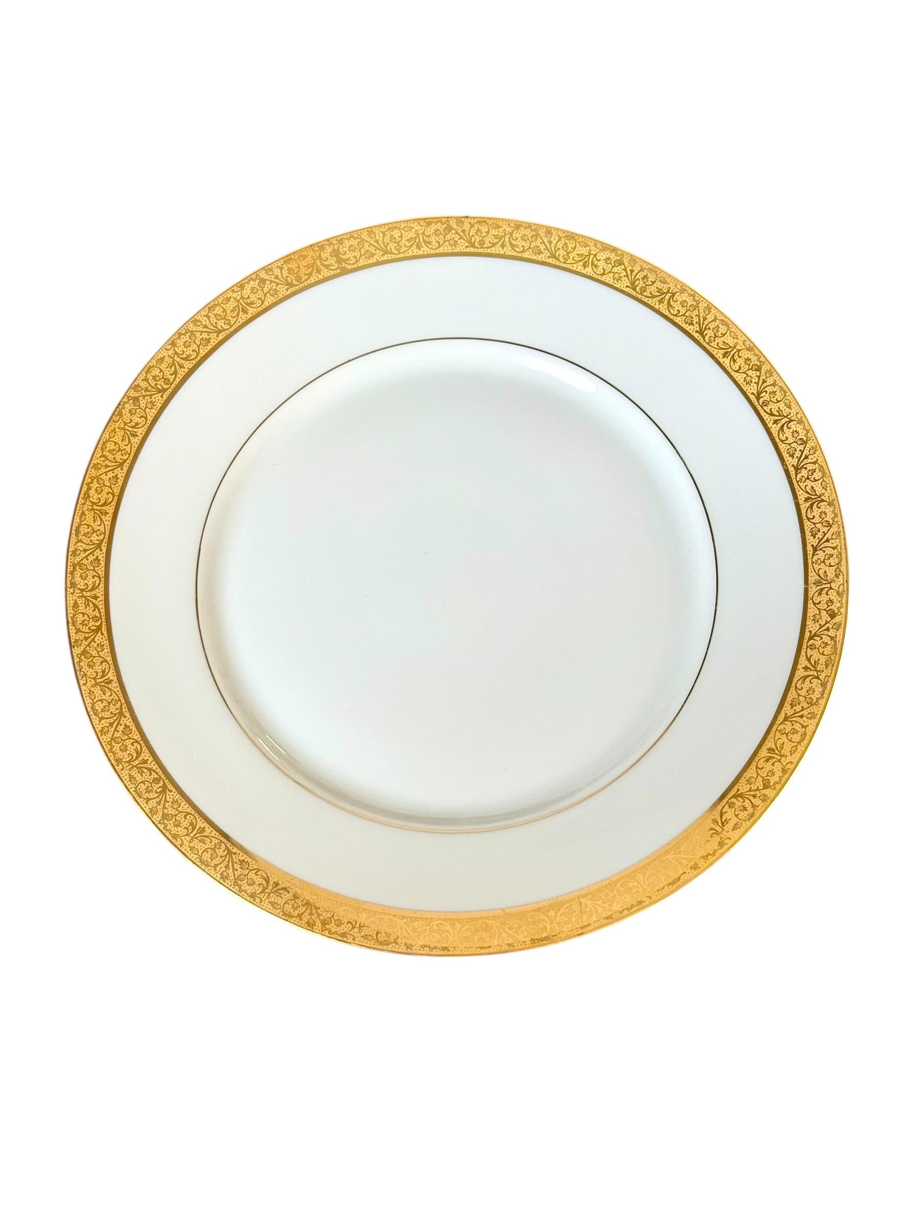 Doré Service de table en porcelaine de Limoges avec bordure dorée, 41 pièces Circa 1930 en vente