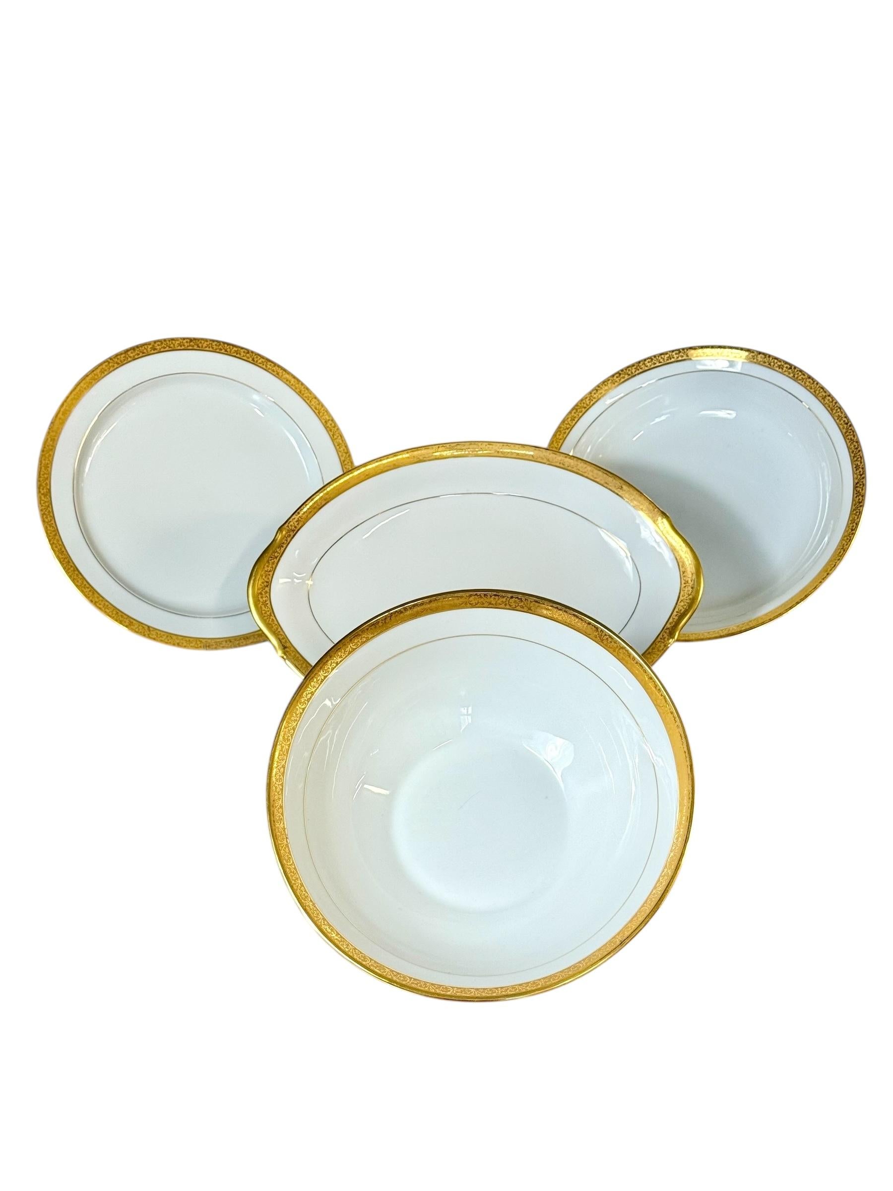 20ième siècle Service de table en porcelaine de Limoges avec bordure dorée, 41 pièces Circa 1930 en vente
