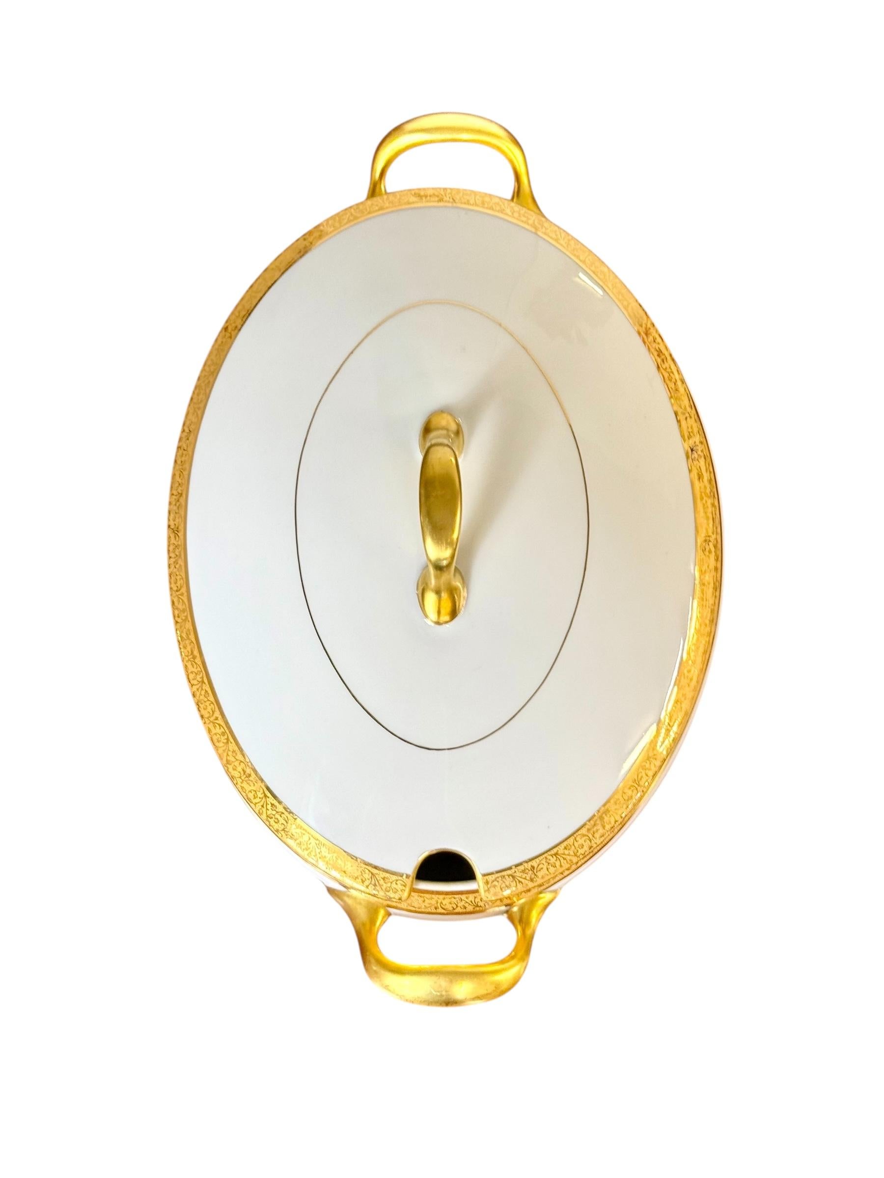 Porcelaine Service de table en porcelaine de Limoges avec bordure dorée, 41 pièces Circa 1930 en vente