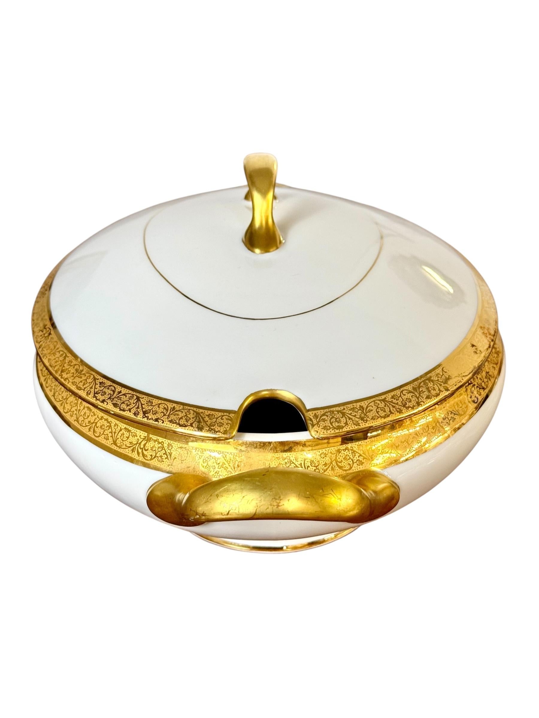 Service de table en porcelaine de Limoges avec bordure dorée, 41 pièces Circa 1930 en vente 1