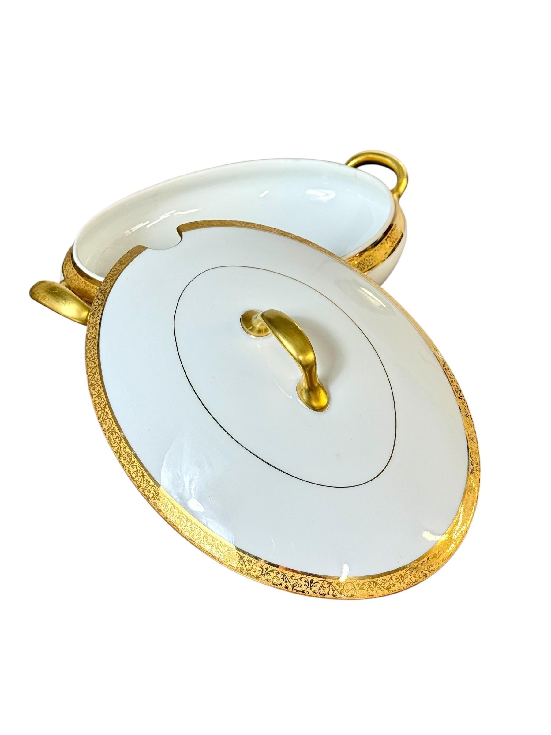 Service de table en porcelaine de Limoges avec bordure dorée, 41 pièces Circa 1930 en vente 2