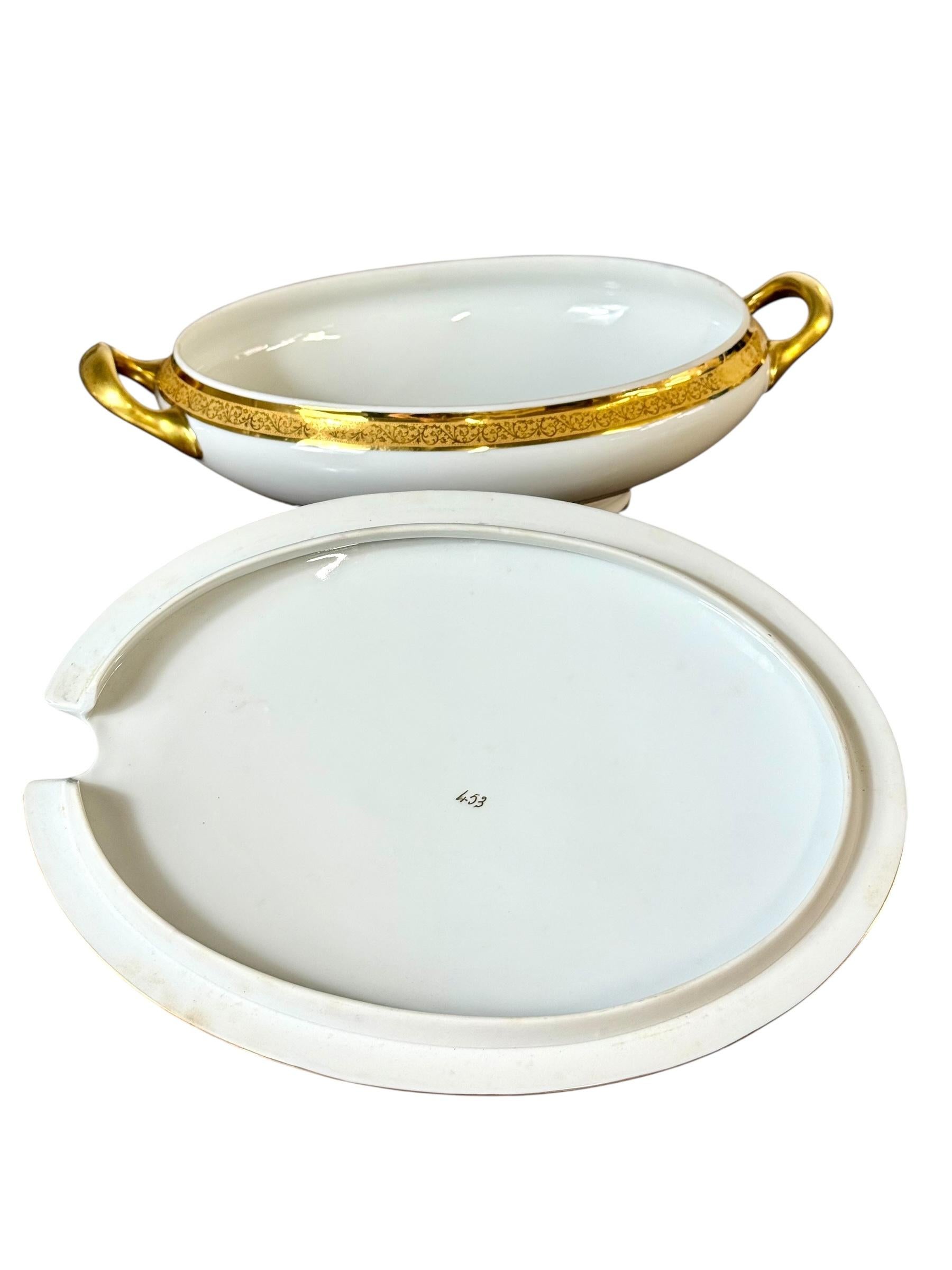 Service de table en porcelaine de Limoges avec bordure dorée, 41 pièces Circa 1930 en vente 3