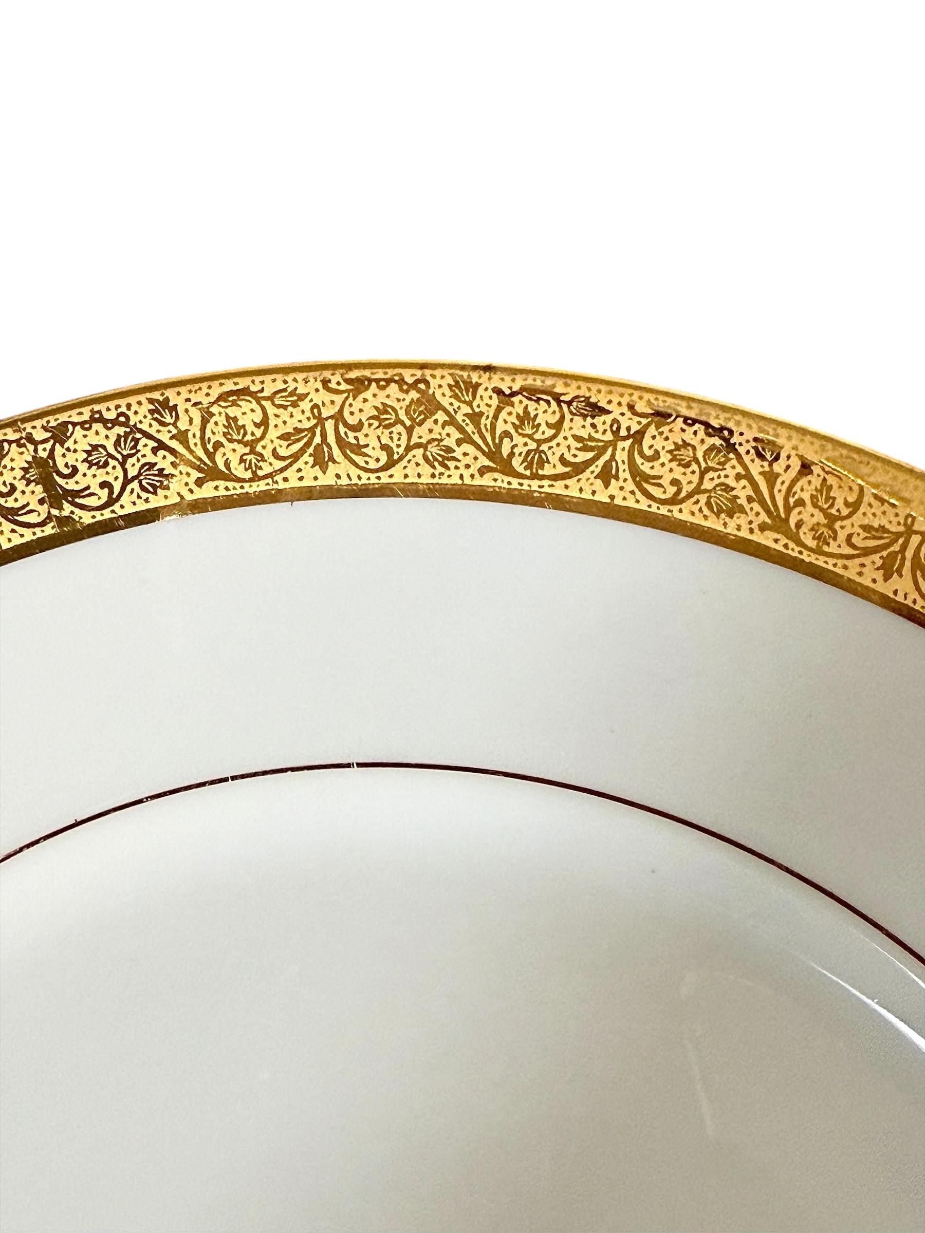Service de table en porcelaine de Limoges avec bordure dorée, 41 pièces Circa 1930 en vente 4