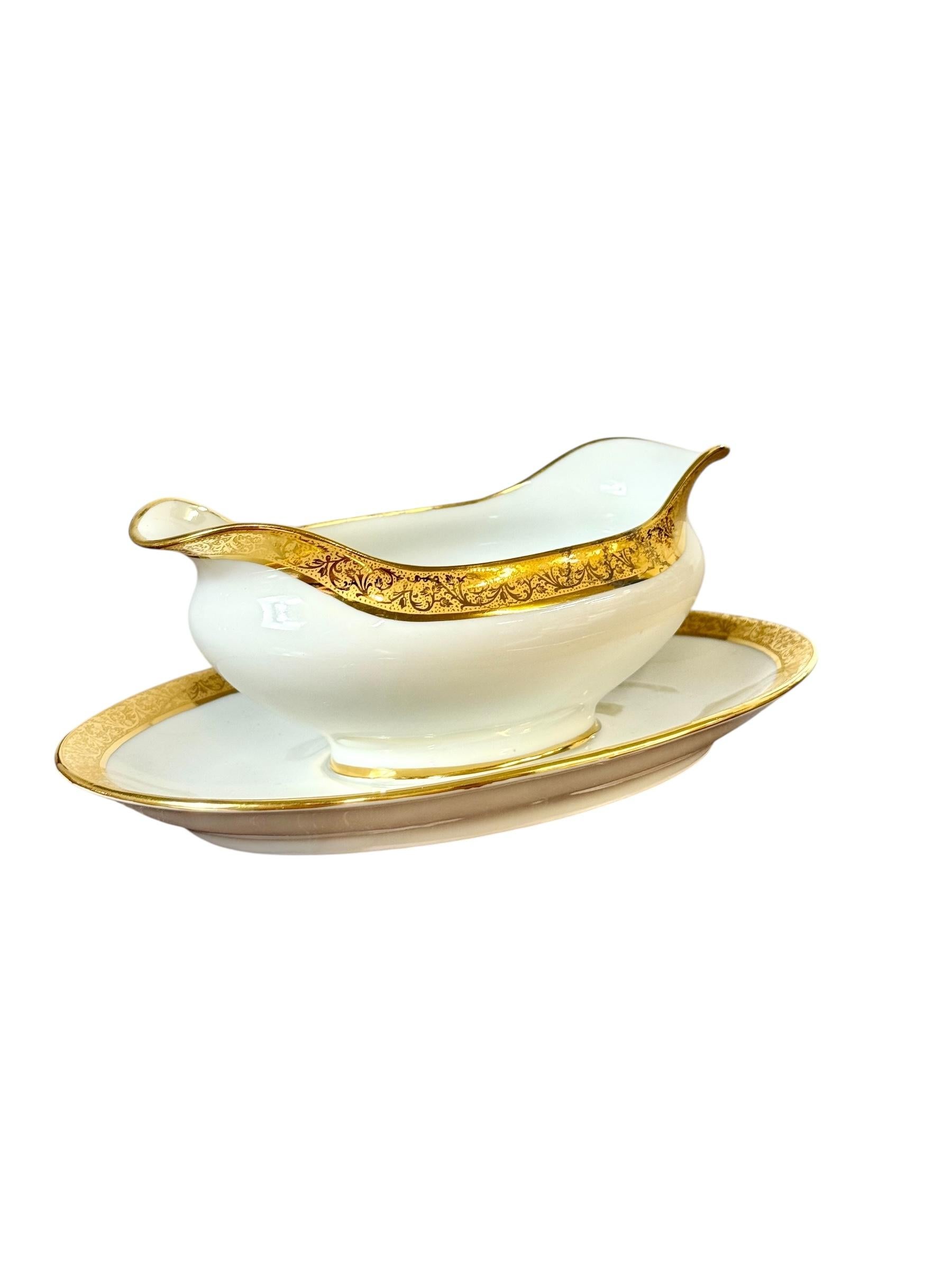 Service de table en porcelaine de Limoges avec bordure dorée, 41 pièces Circa 1930 en vente 5