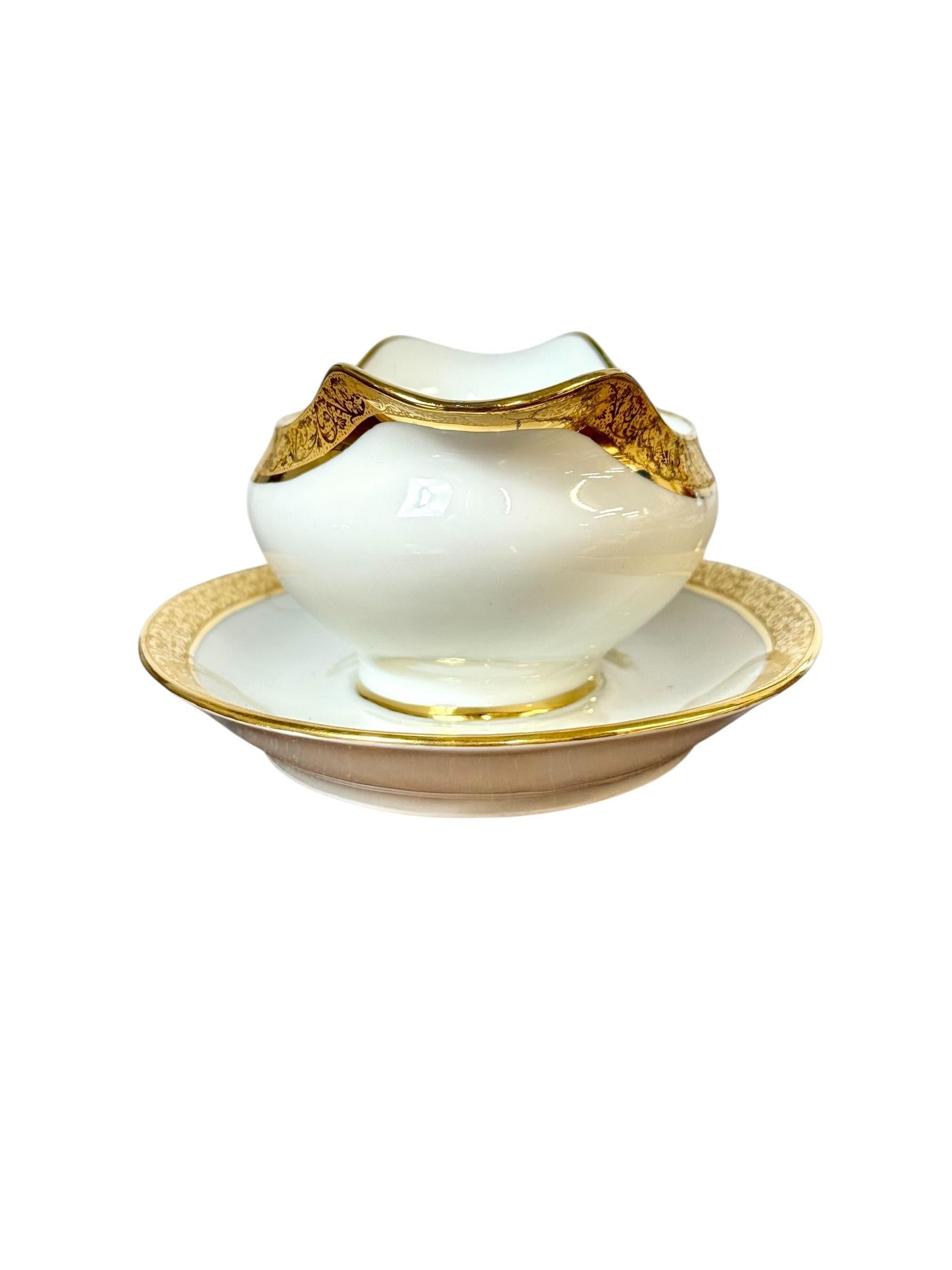 Service de table en porcelaine de Limoges avec bordure dorée, 41 pièces Circa 1930 en vente 6