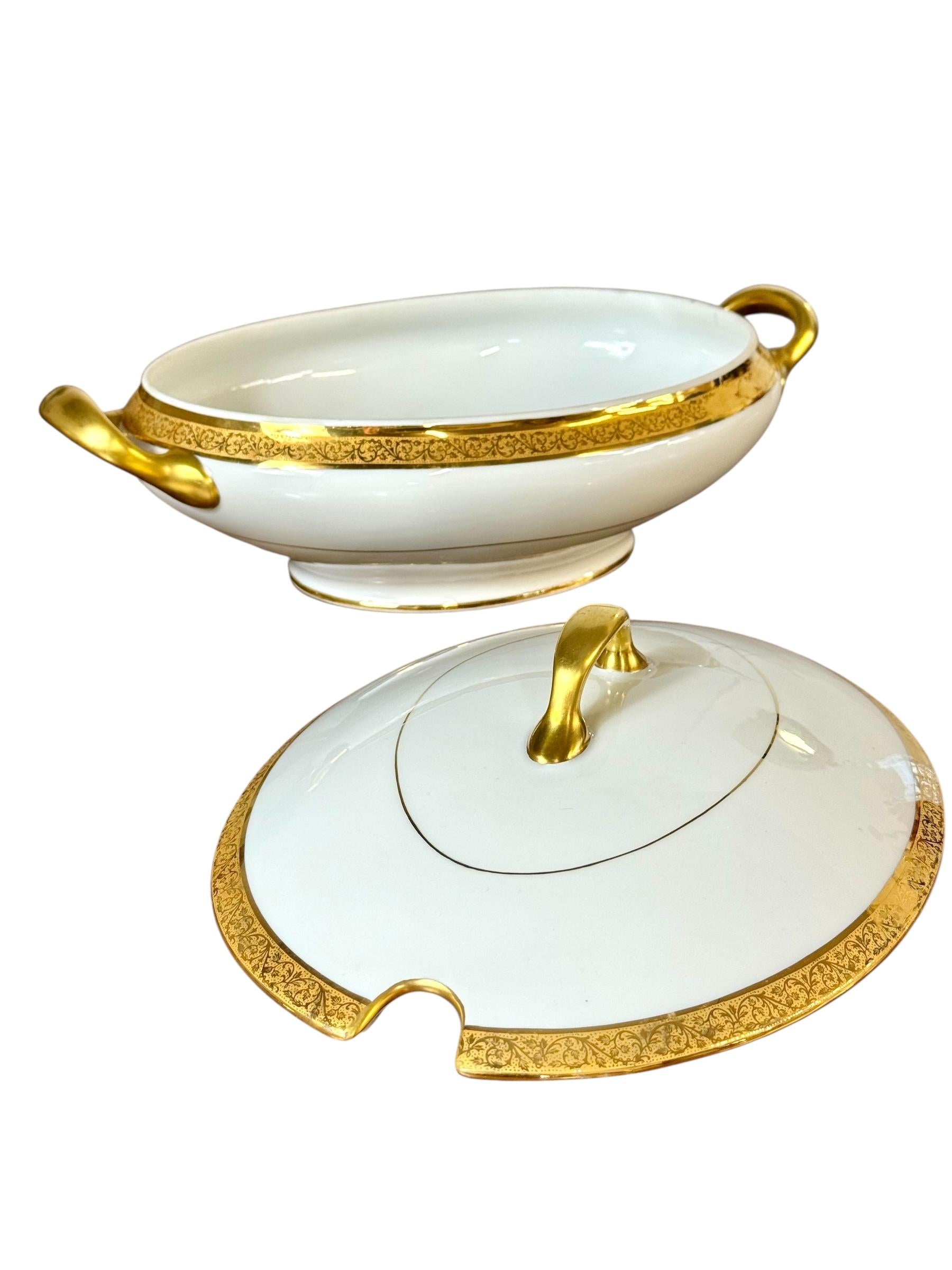 Service de table en porcelaine de Limoges avec bordure dorée, 41 pièces Circa 1930 en vente 7
