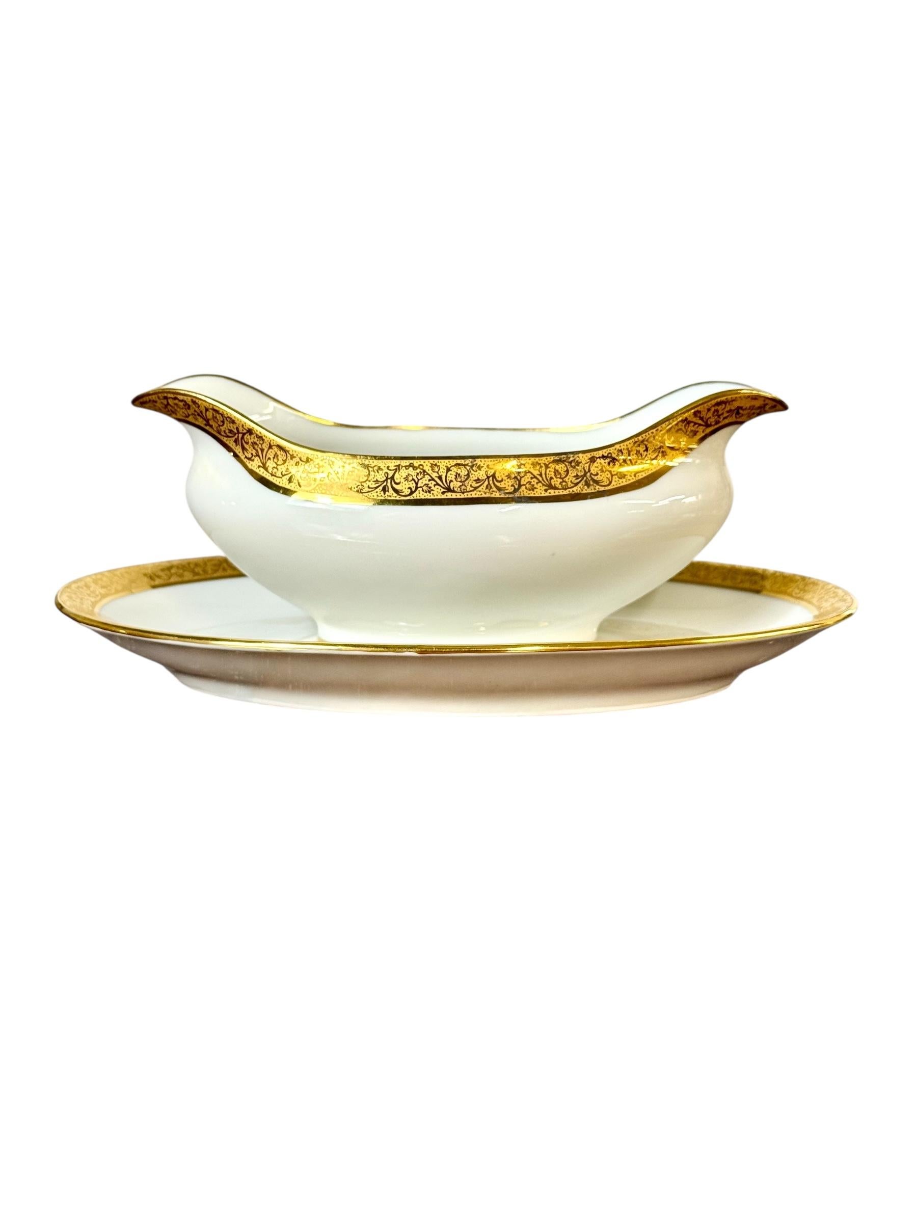 Service de table en porcelaine de Limoges avec bordure dorée, 41 pièces Circa 1930 en vente 9