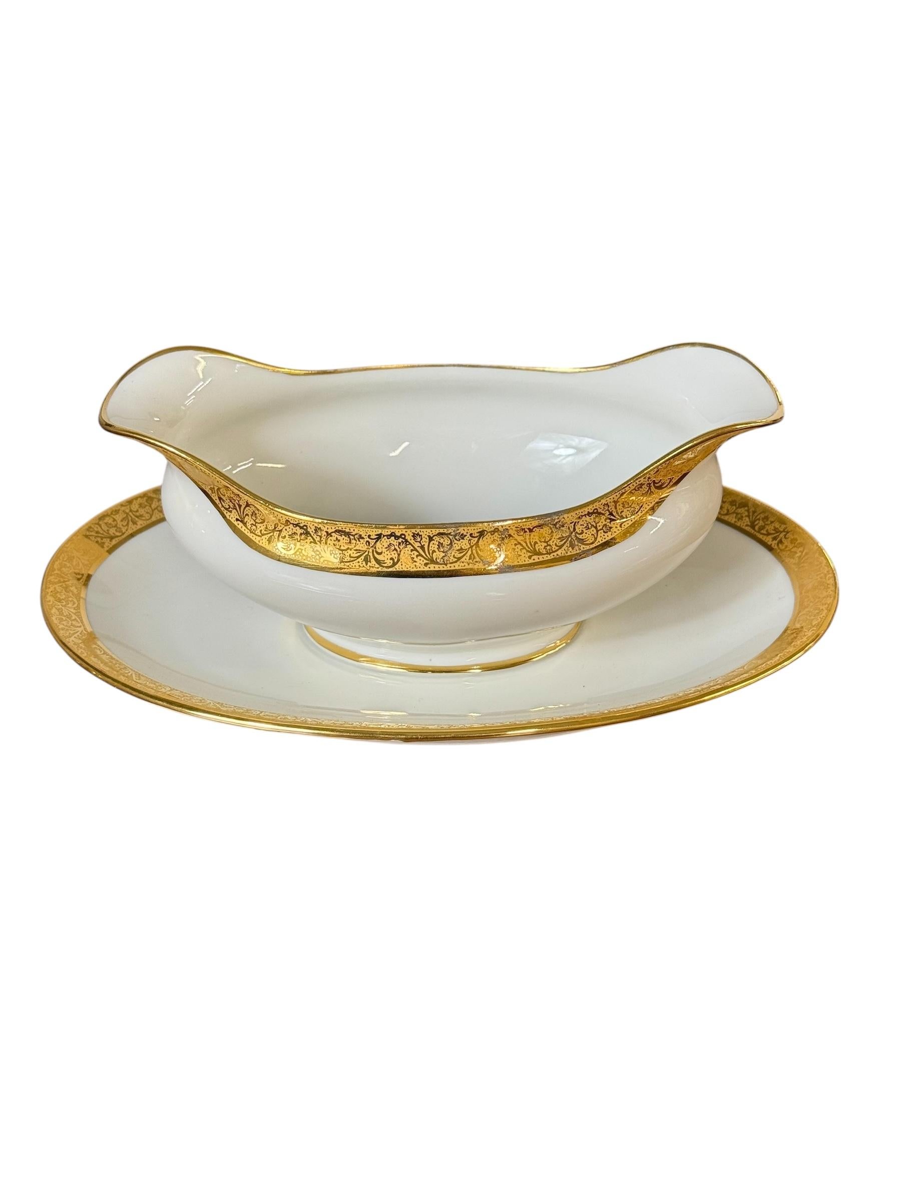 Service de table en porcelaine de Limoges avec bordure dorée, 41 pièces Circa 1930 en vente 10