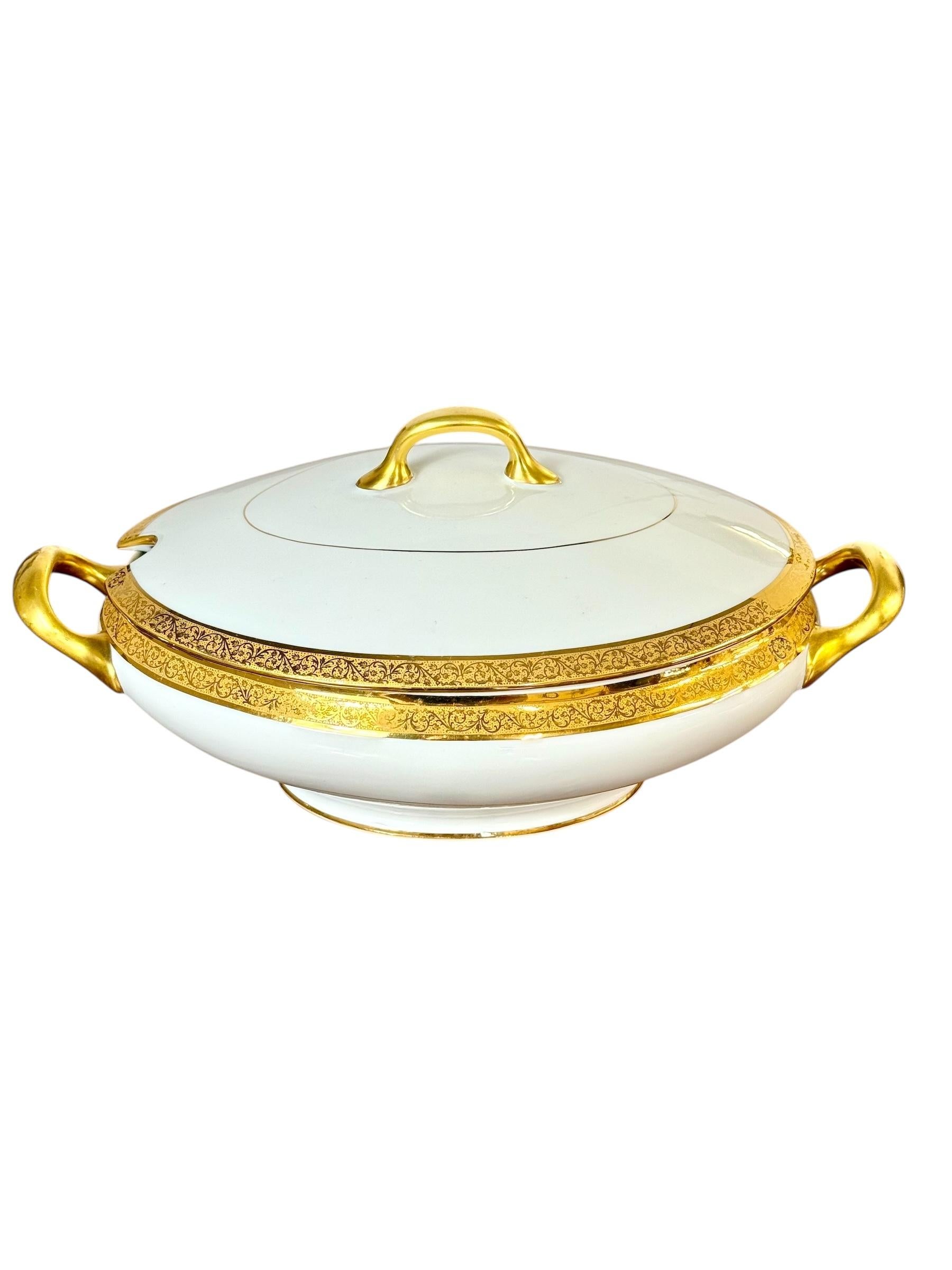 Service de table en porcelaine de Limoges avec bordure dorée, 41 pièces Circa 1930 en vente 12