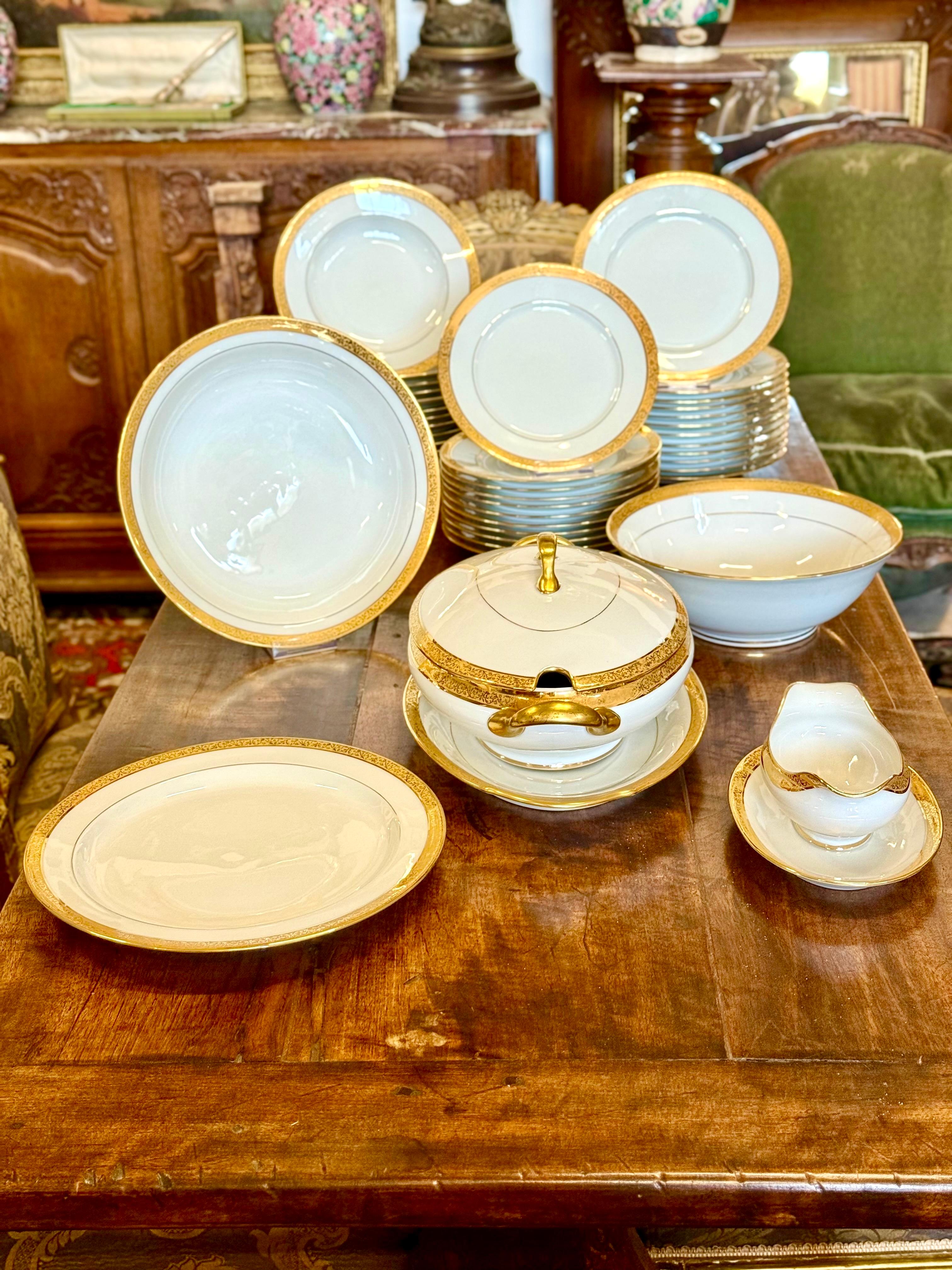 Service de table en porcelaine de Limoges avec bordure dorée, 41 pièces Circa 1930 en vente 13