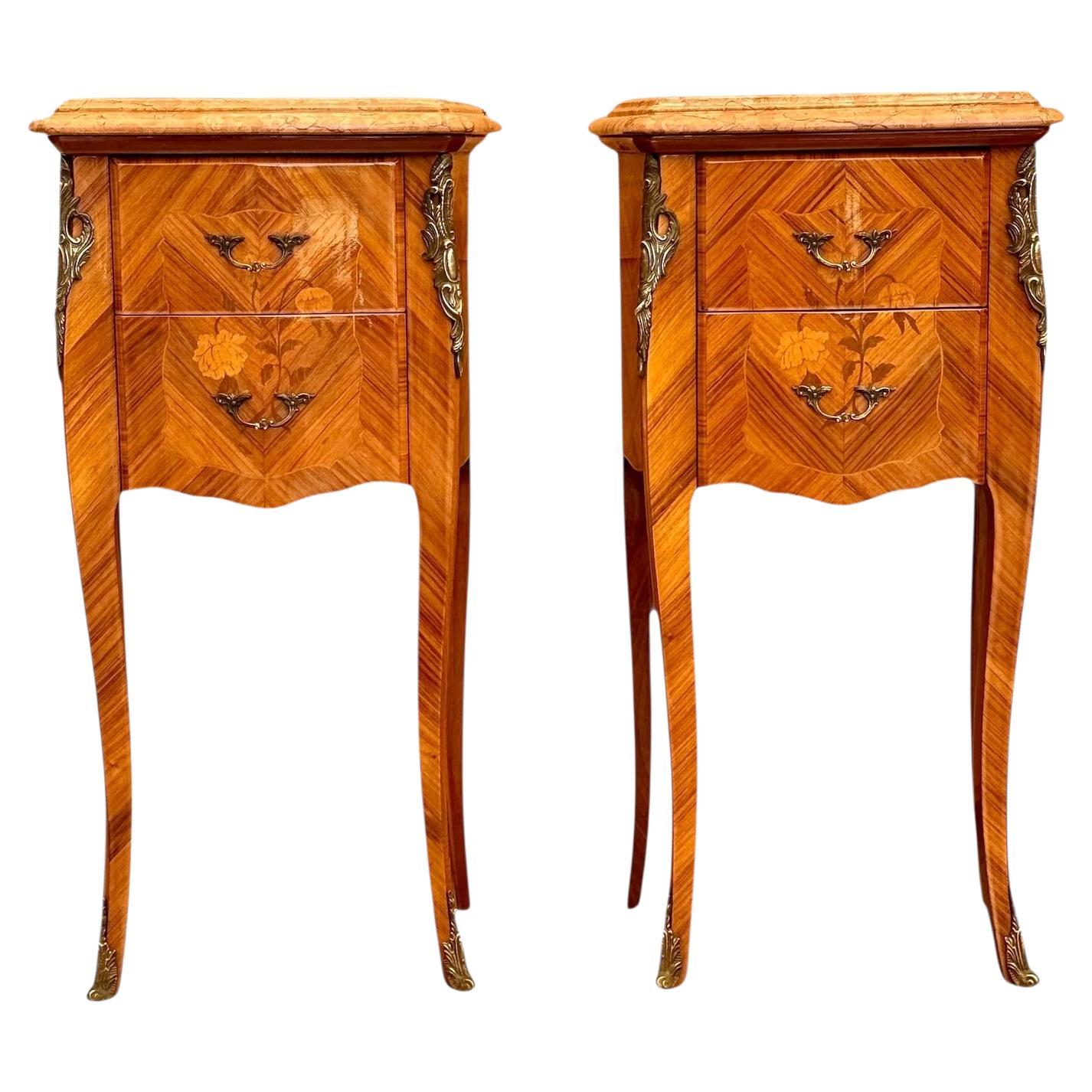 Paire de tables de nuit en marqueterie de style Louis XV avec dessus en marbre