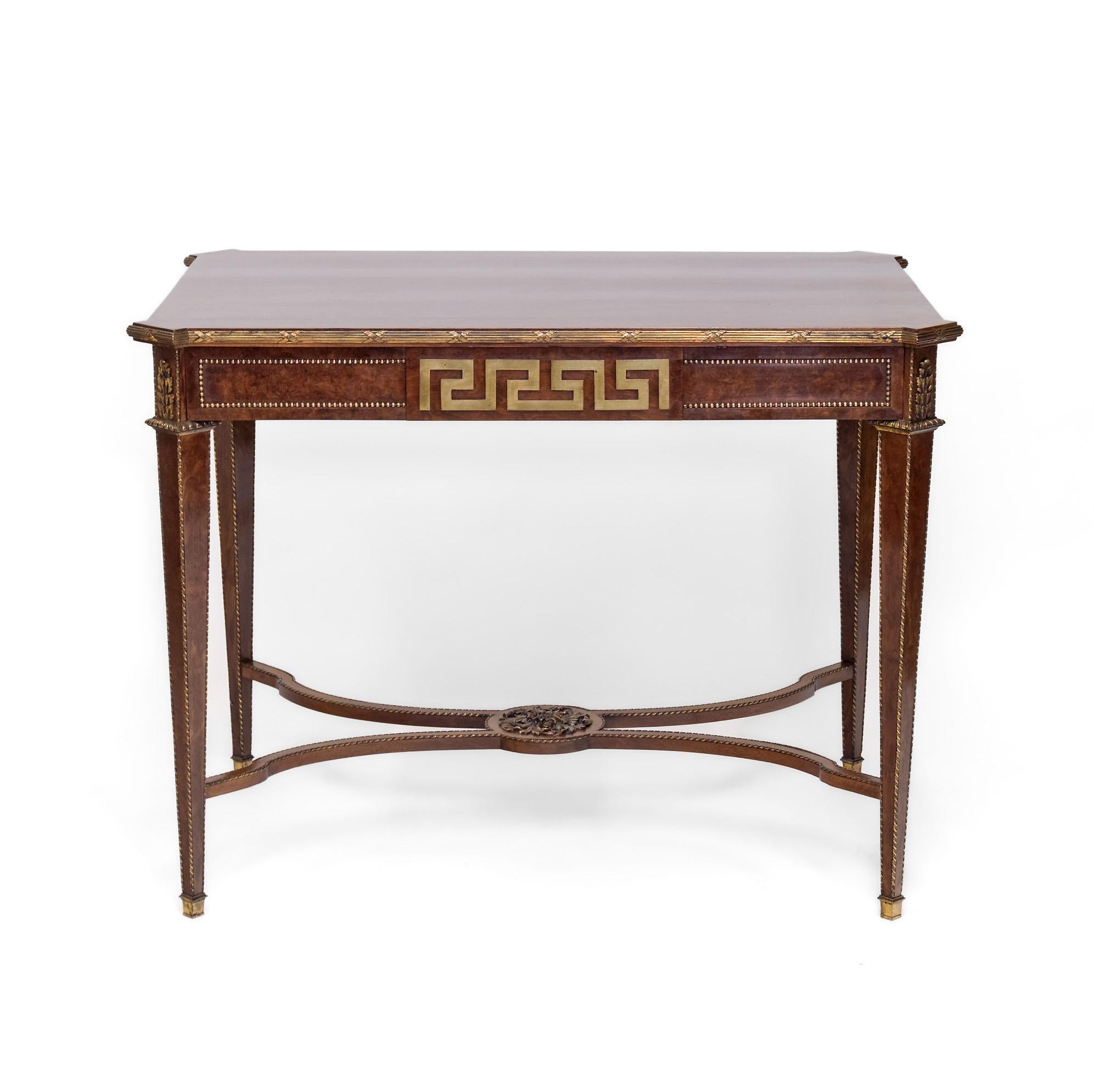 Table centrale d'excellente qualité de la fin du XIXe siècle en acajou Plum Pudding avec des montures en métal doré et un motif de clé grecque à la feuille d'or sur le tiroir et la frise arrière. Français - style Louis XVI. C1890.

La table a un