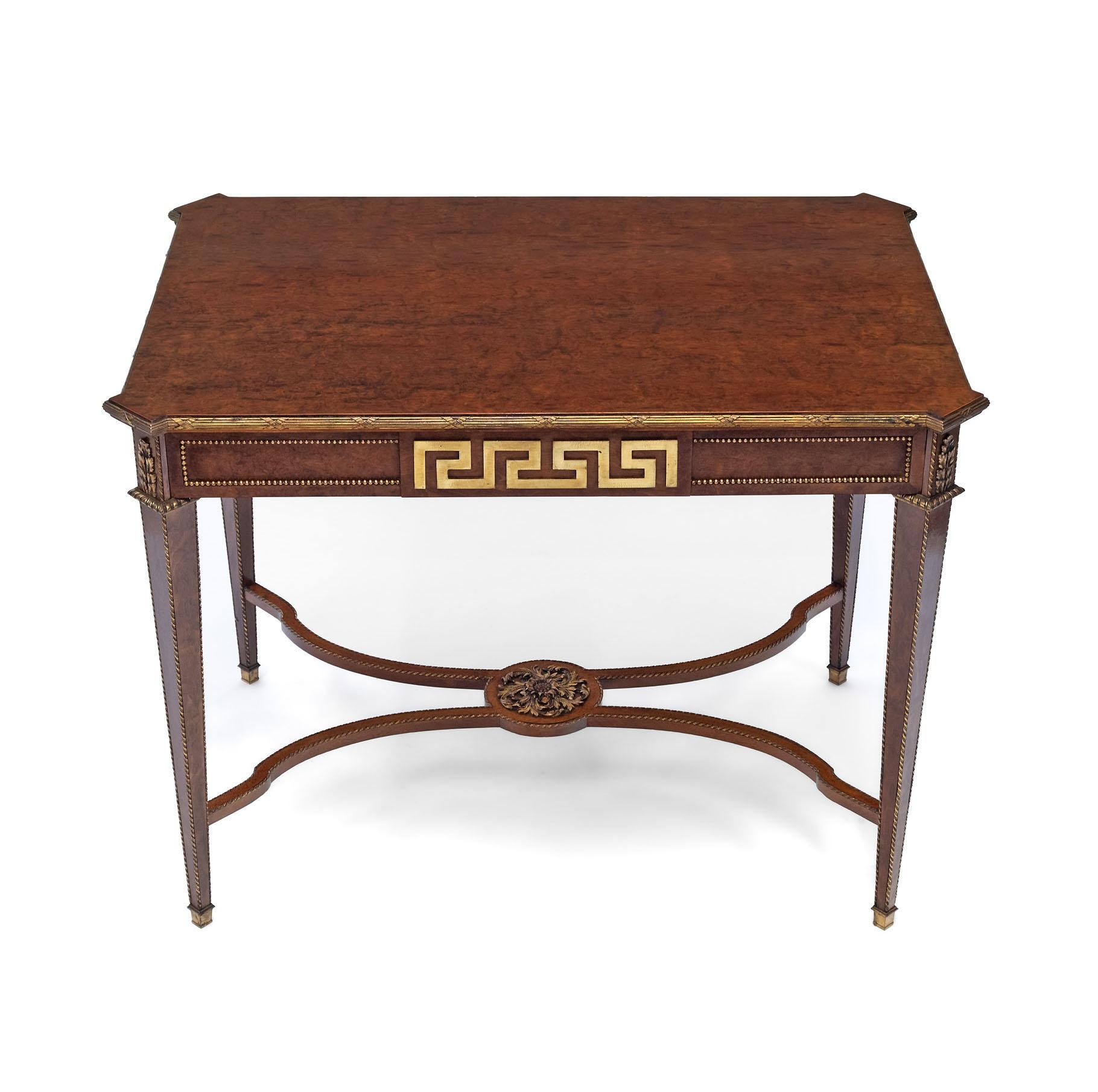 Doré Table d'appoint du 19e siècle en forme de plum-pudding et à centre doré Clé grecque Louis XVI Revival en vente