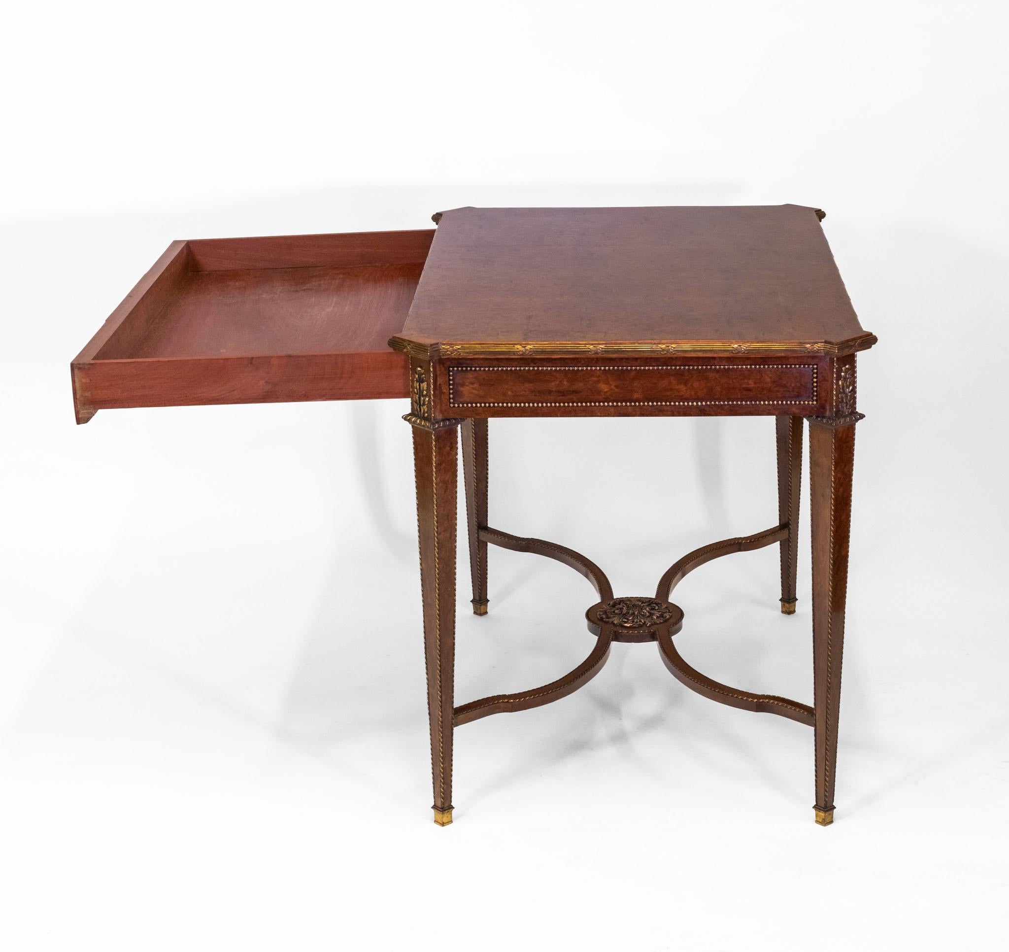 Acajou Table d'appoint du 19e siècle en forme de plum-pudding et à centre doré Clé grecque Louis XVI Revival en vente