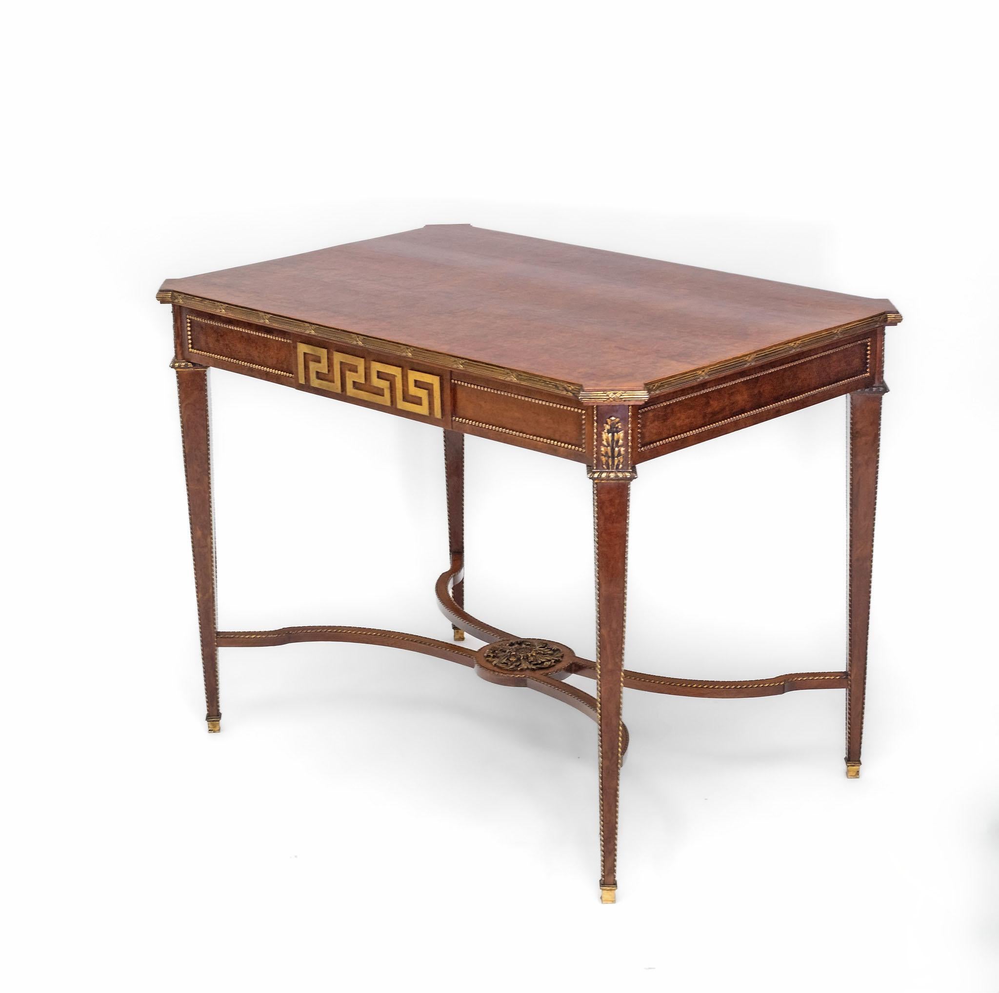 Table d'appoint du 19e siècle en forme de plum-pudding et à centre doré Clé grecque Louis XVI Revival Bon état - En vente à Norwich, GB