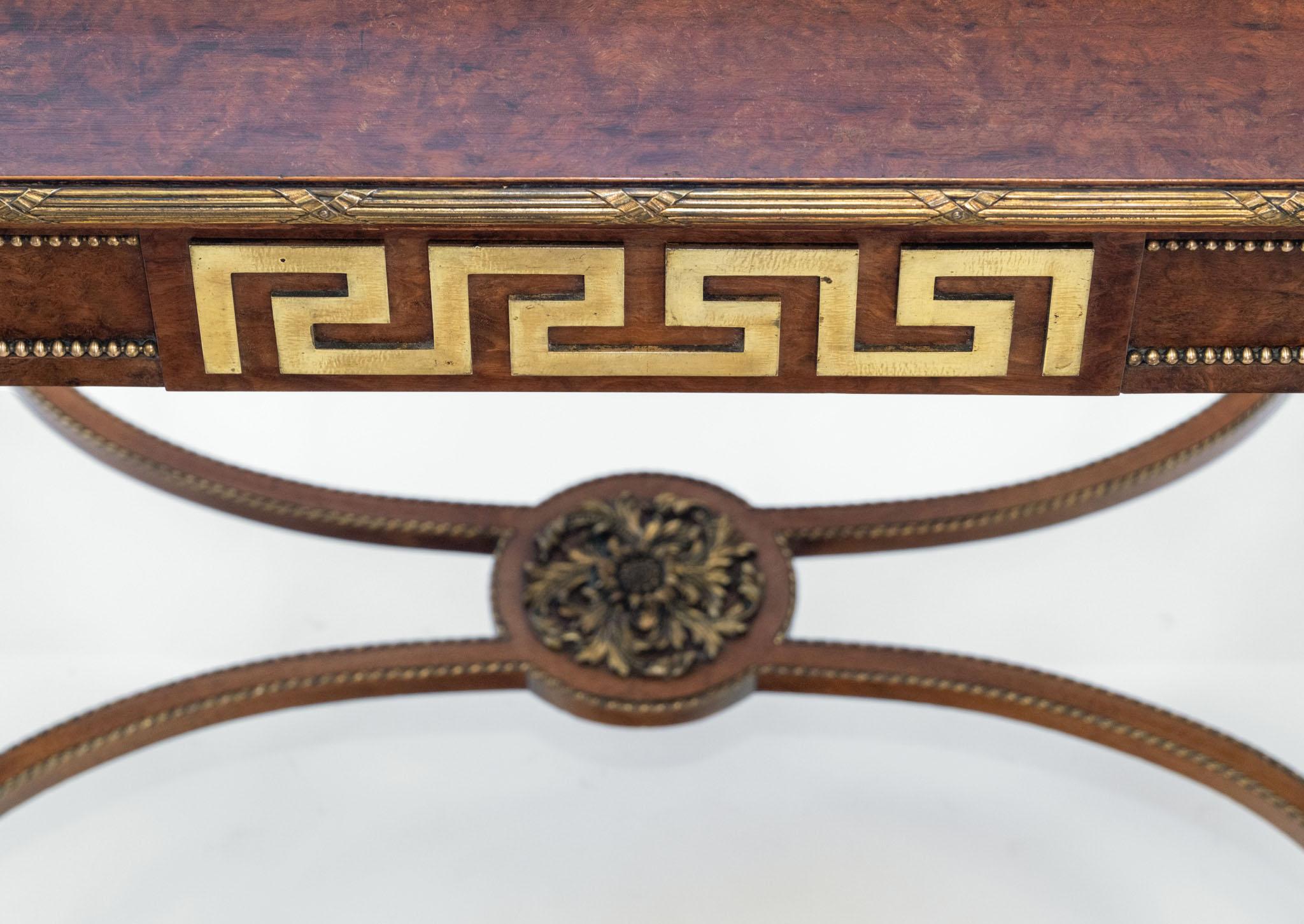 Français Table d'appoint du 19e siècle en forme de plum-pudding et à centre doré Clé grecque Louis XVI Revival en vente