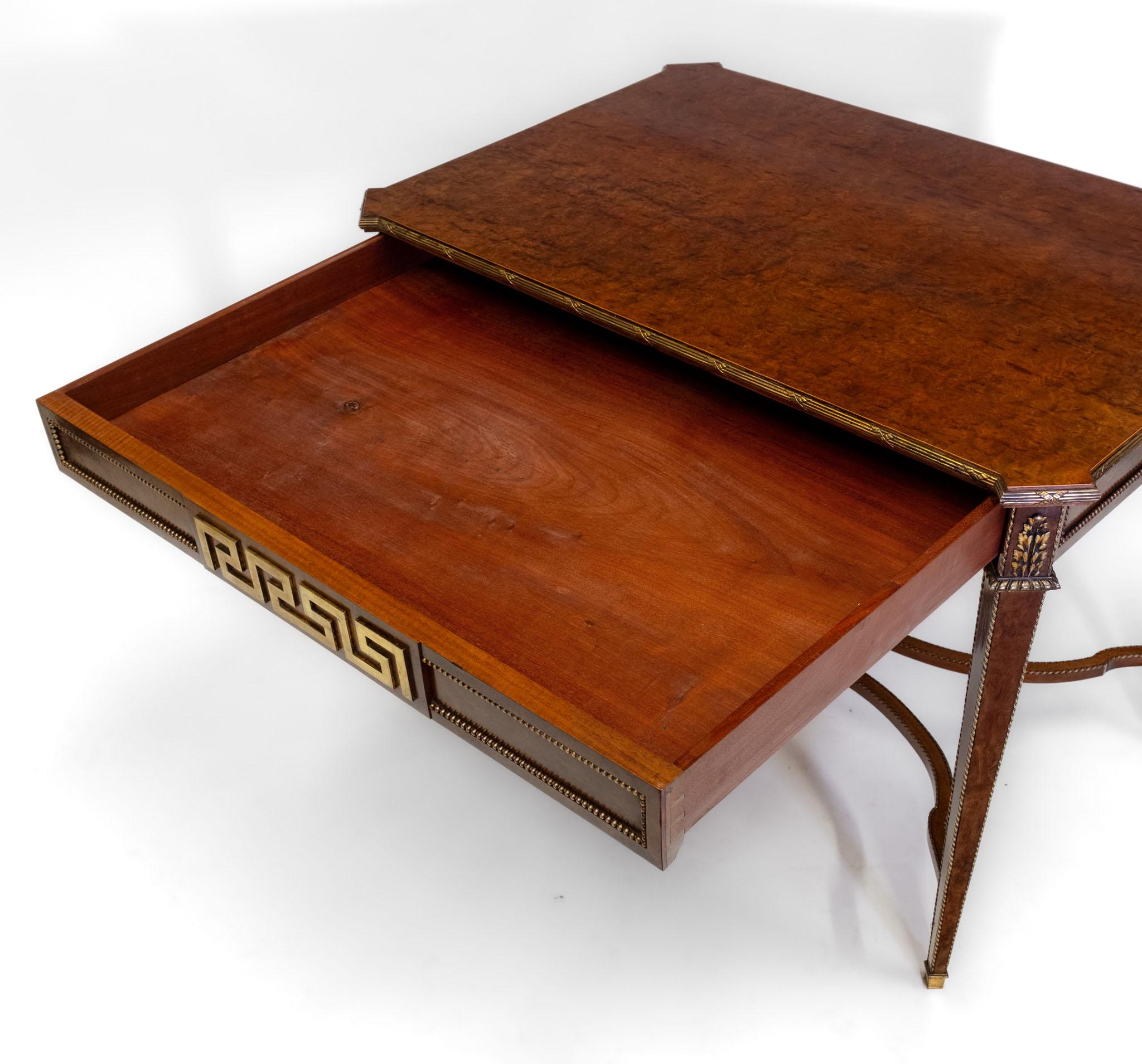 XIXe siècle Table d'appoint du 19e siècle en forme de plum-pudding et à centre doré Clé grecque Louis XVI Revival en vente
