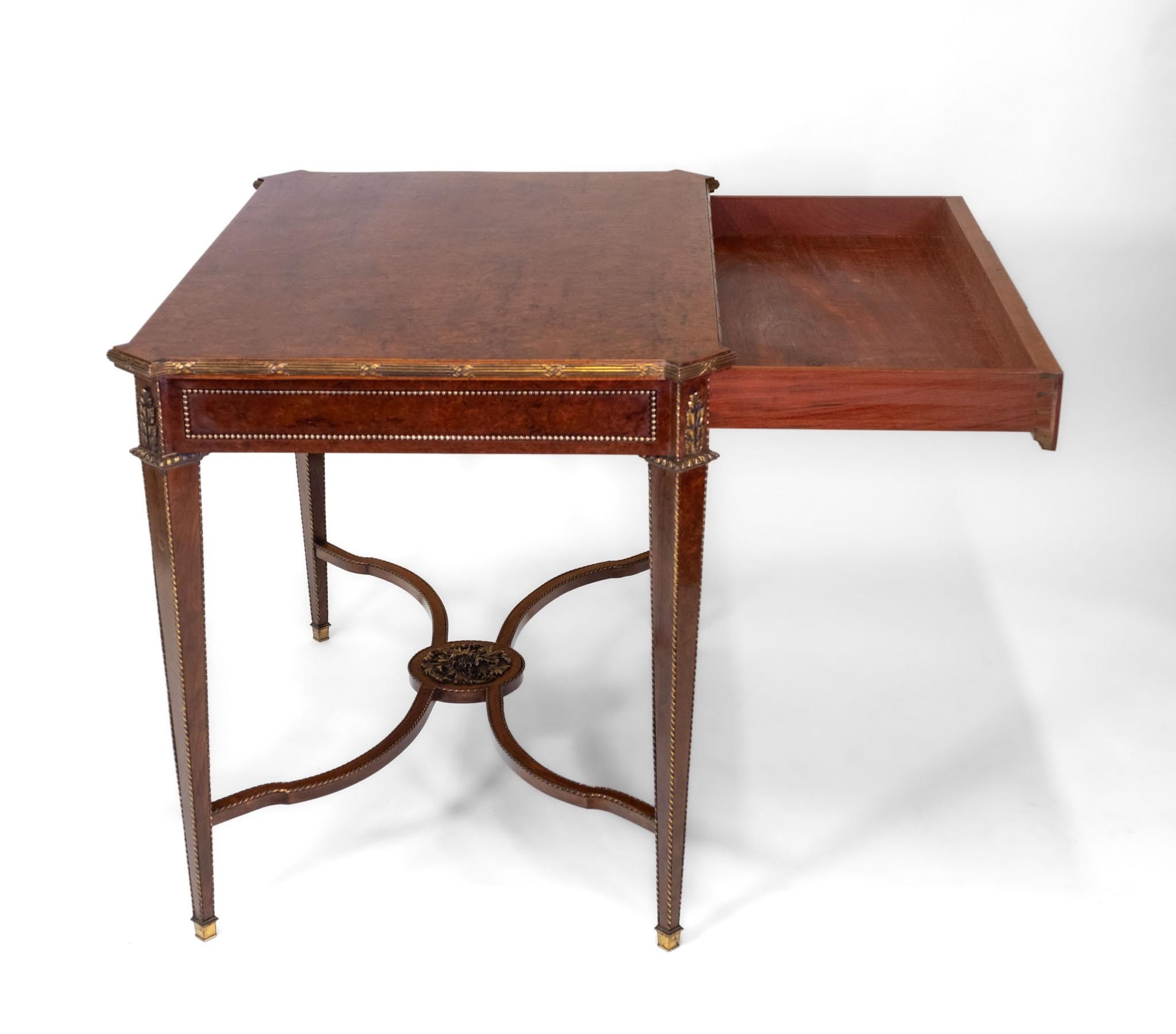Table d'appoint du 19e siècle en forme de plum-pudding et à centre doré Clé grecque Louis XVI Revival en vente 4