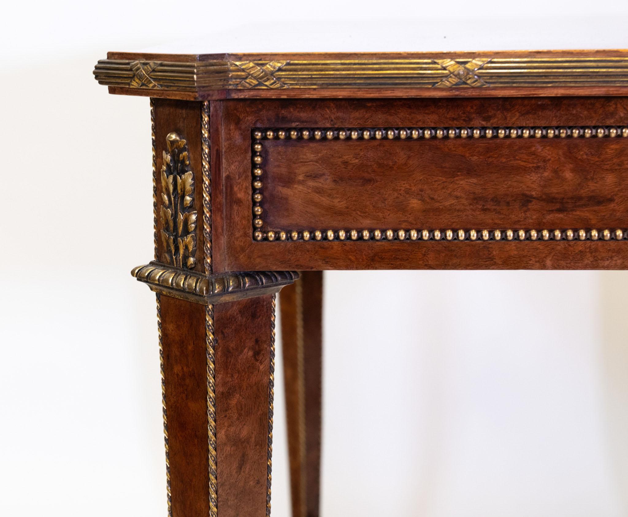 Table d'appoint du 19e siècle en forme de plum-pudding et à centre doré Clé grecque Louis XVI Revival en vente 1