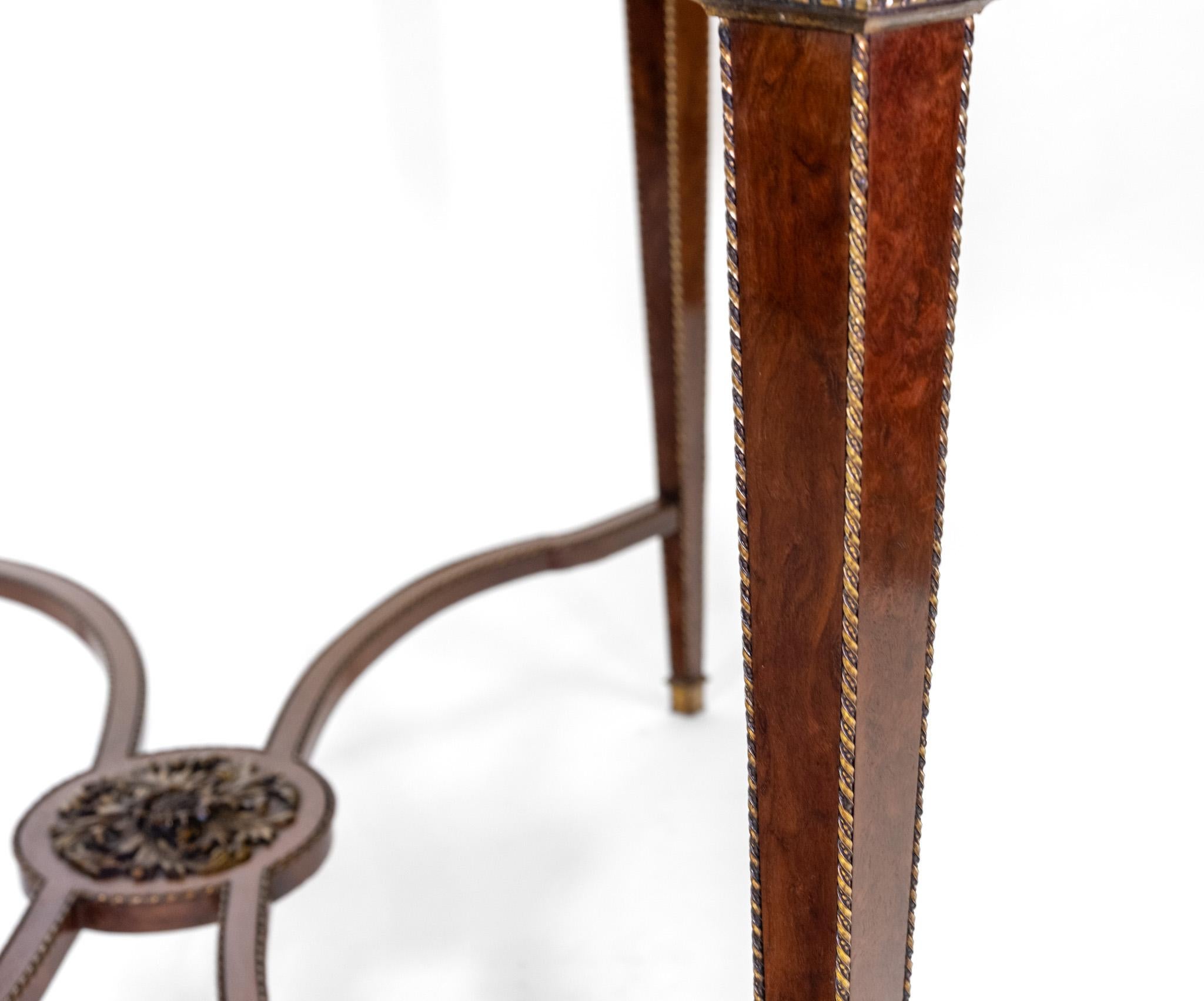 Table d'appoint du 19e siècle en forme de plum-pudding et à centre doré Clé grecque Louis XVI Revival en vente 5