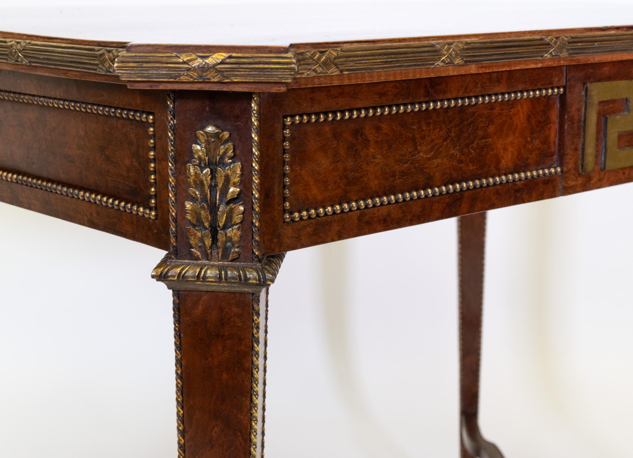 Table d'appoint du 19e siècle en forme de plum-pudding et à centre doré Clé grecque Louis XVI Revival en vente 2