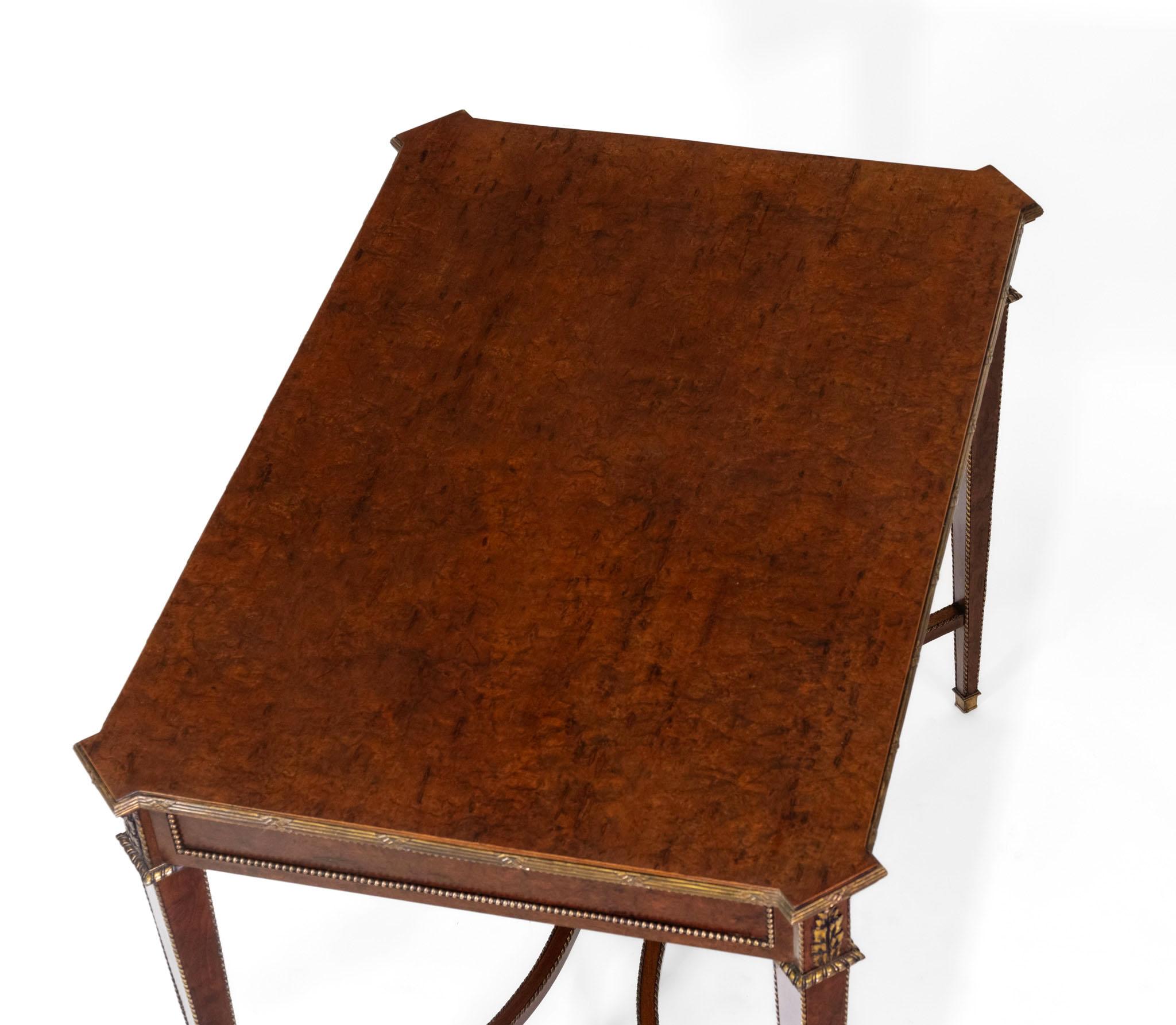 Table d'appoint du 19e siècle en forme de plum-pudding et à centre doré Clé grecque Louis XVI Revival en vente 7