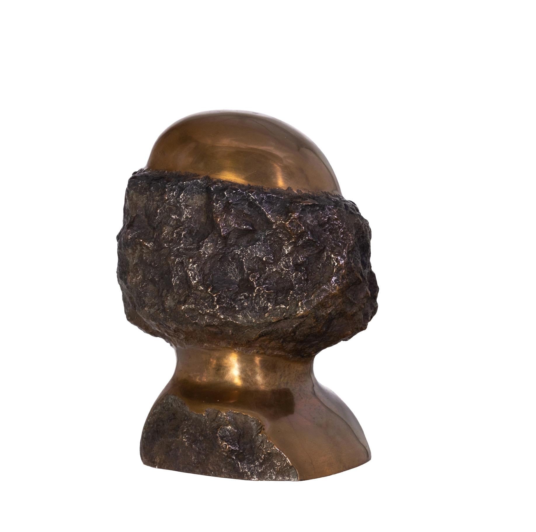 Testa di bronzo impressionista astratta di Wolf Bröll  (1950-2016) parte lucidata, con aree ruvide di colore marrone scuro. Monogram dell'artista WB e numero 1/12. Datato 1993. 

Il bronzo raffigura una testa, ma evita i dettagli letterali, avendo