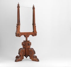 Ungewöhnlicher Spiegel mit Tischplatte aus Walnussholz im Stil der Neugotik des 19. Jahrhunderts