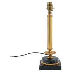 Lámpara de mesa vintage francesa de metal dorado y mármol, de alrededor de 1950