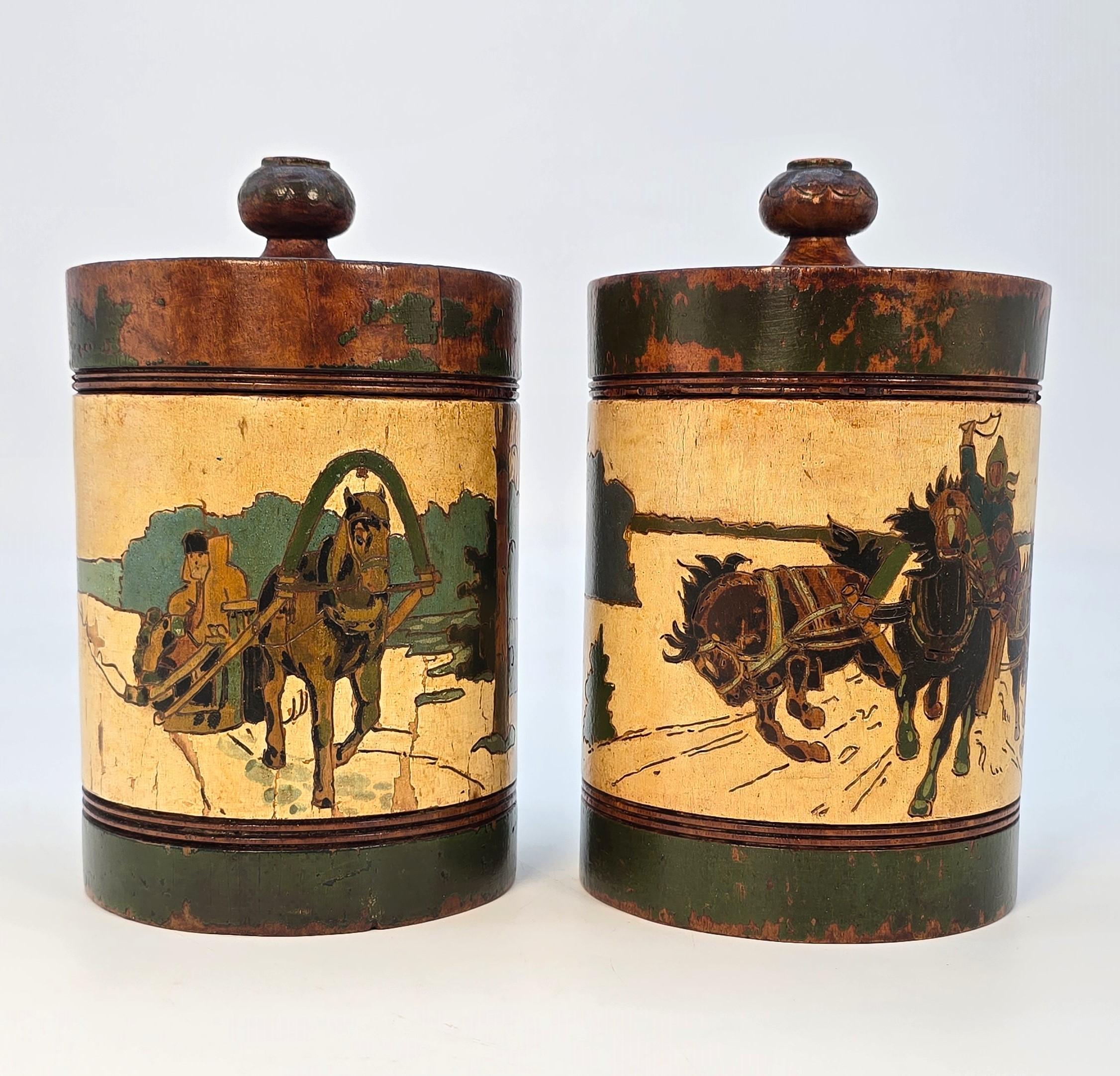 Cette rare paire de boîtes à tabac en bois vert d'art populaire russe est magnifiquement tournée à la main à partir d'une seule pièce de bois de tilleul. Ils ont un intérieur bien creusé et un couvercle bien ajusté avec un bouton central pour le