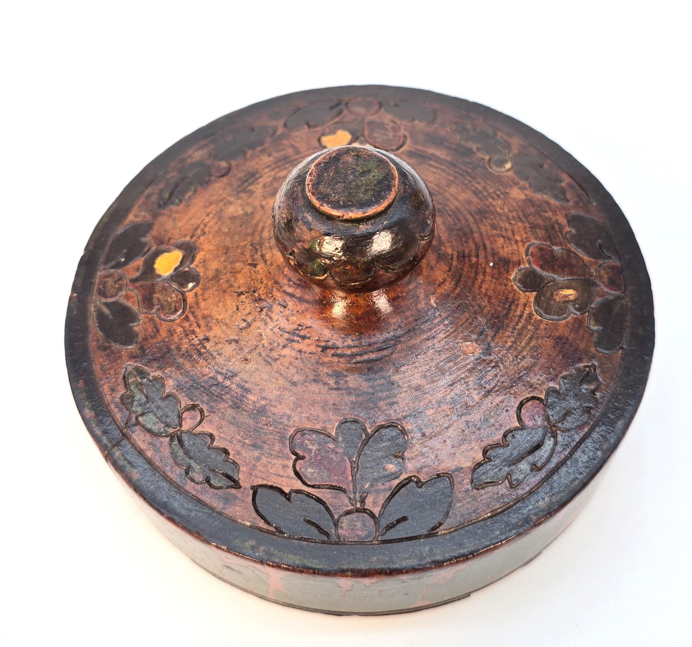 Boîtes à tabac russes à décor sculpté et peint, vert, C 1890 en vente 1