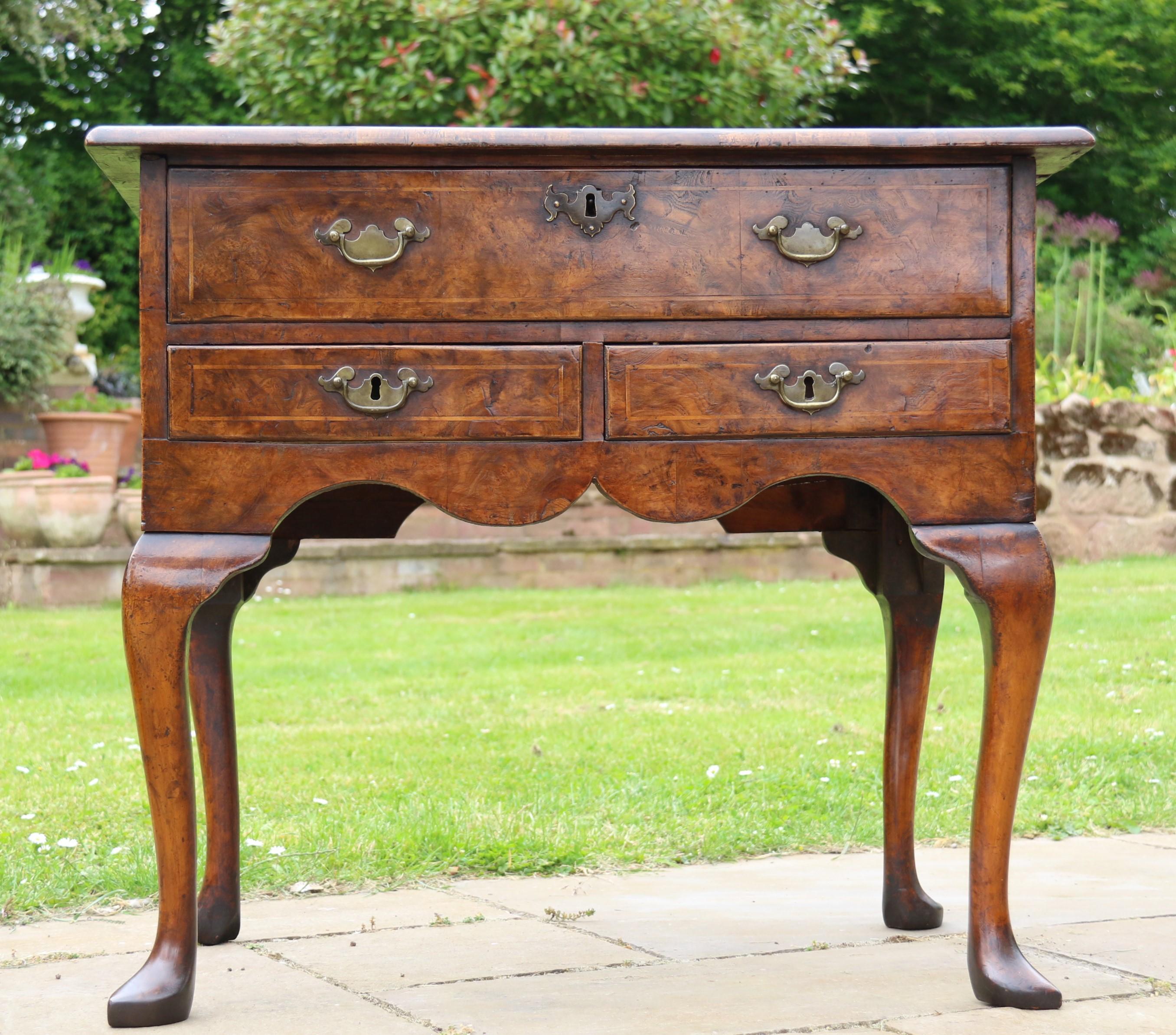 Britannique Garçon bas en loupe d'orme anglais du 18e siècle George II vers 1750 en vente
