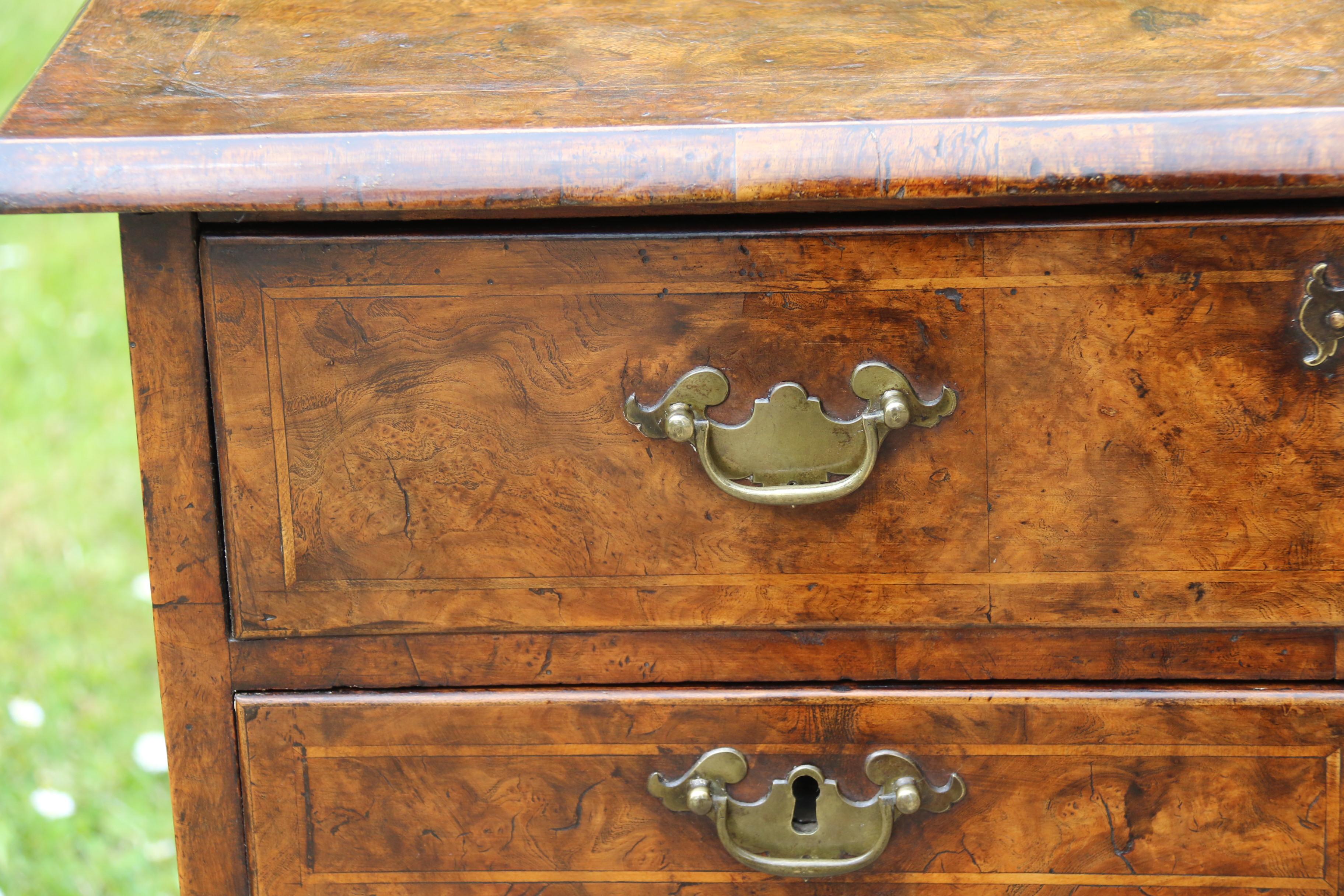 Fait main Garçon bas en loupe d'orme anglais du 18e siècle George II vers 1750 en vente