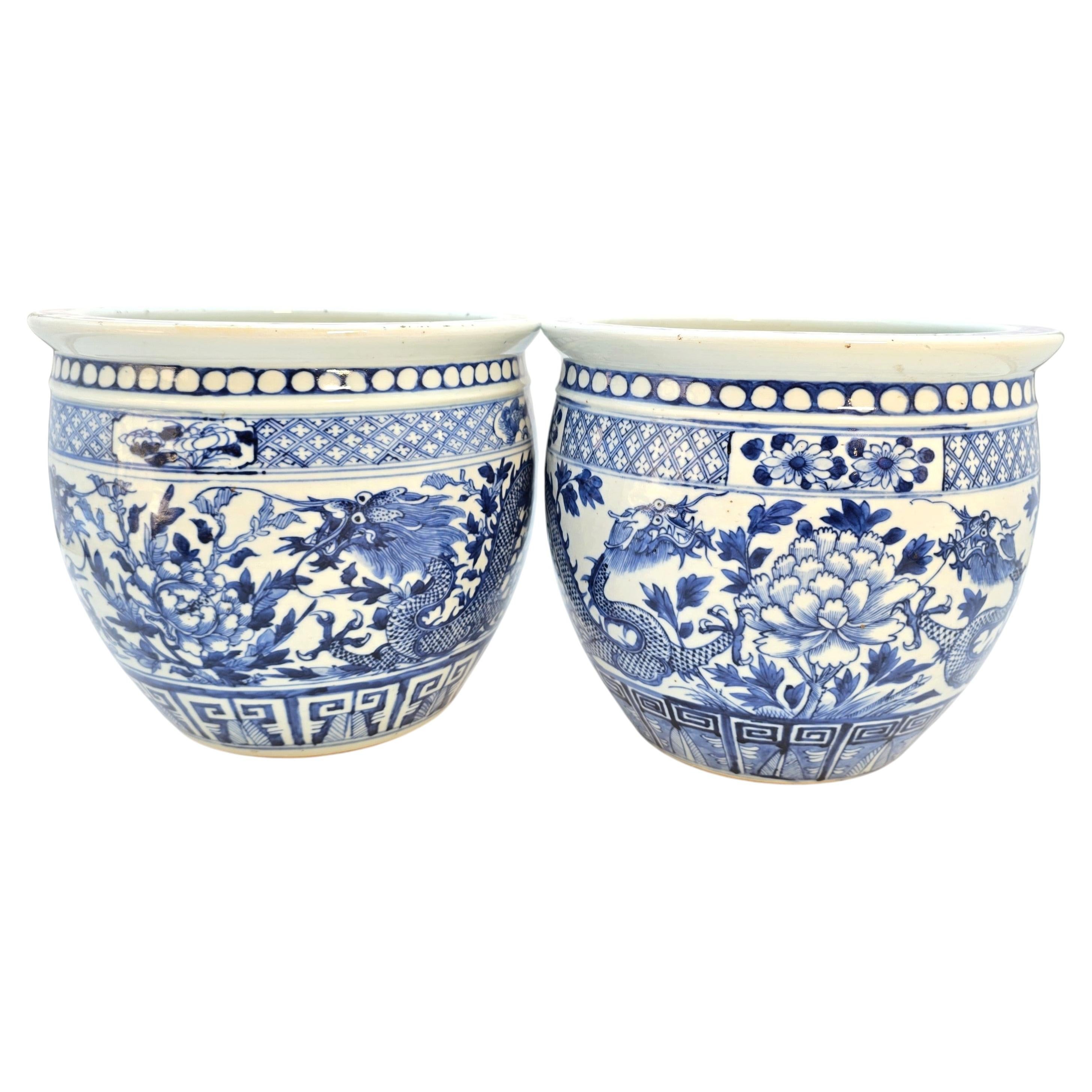 Ein Paar handbemalte chinesische Porzellan-Blumenvasen in Blau und Weiß, um 1880