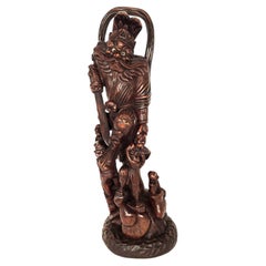 Scultura cinese in legno massiccio intagliato raffigurante un Re Guardiano (Lokapala), 1900 circa