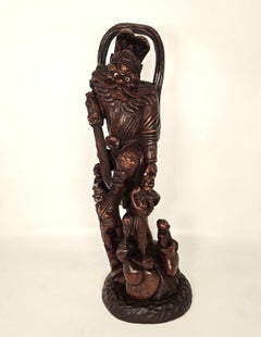 Scultura cinese in legno massiccio intagliato raffigurante un Re Guardiano (Lokapala), 1900 circa