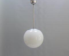 Satz von 2 großen Art Déco-Hängeleuchten mit Opalglas, 1930er Jahre